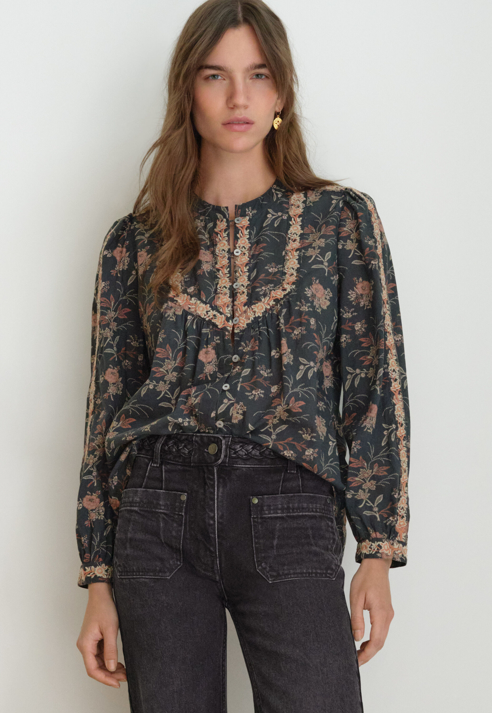 Bestickte Bluse mit Print, Kohlschwarz, large