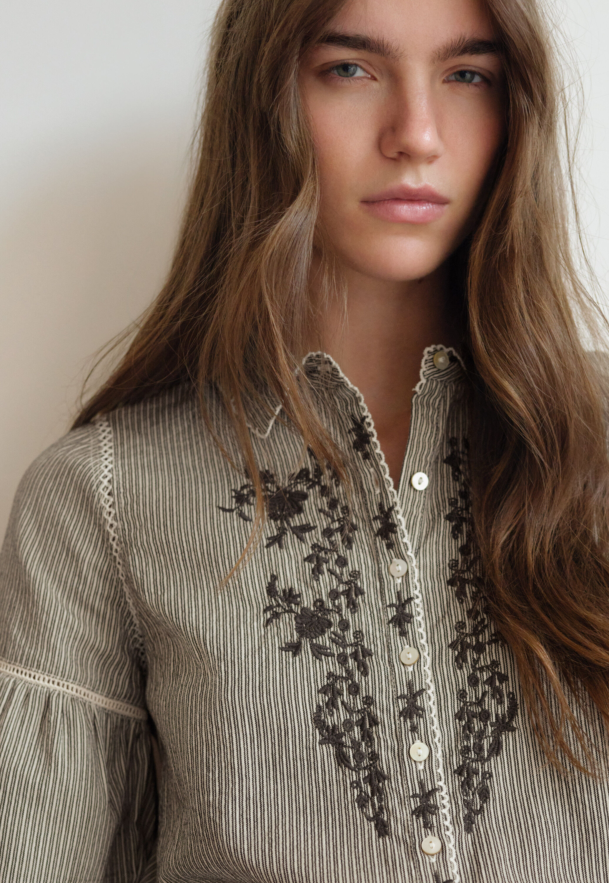 Bestickte Bluse mit eingewebten Streifen, Kohlschwarz/Ecru, large