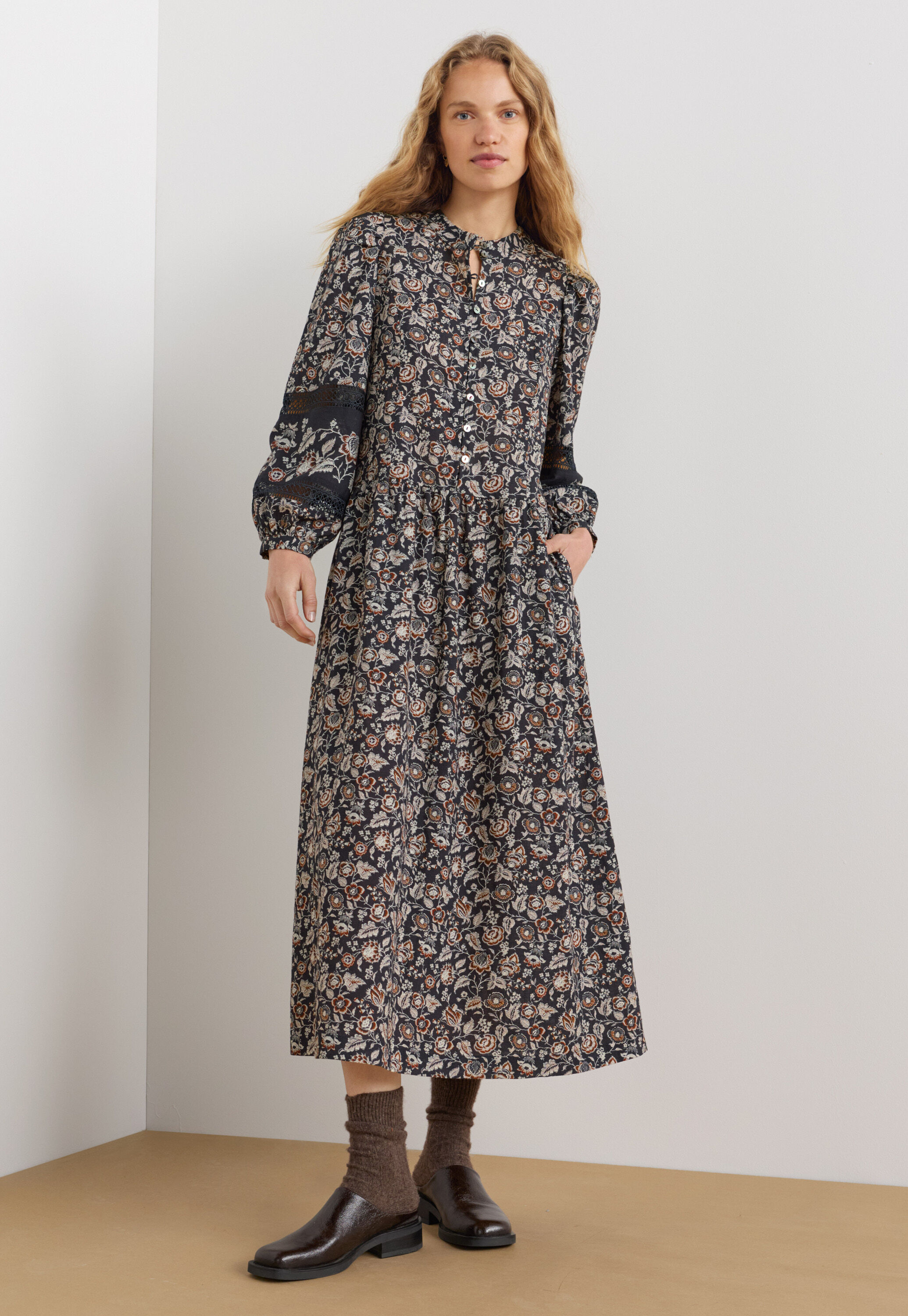 Print-Kleid mit tiefer Taille, Kohlschwarz/Nerz, large