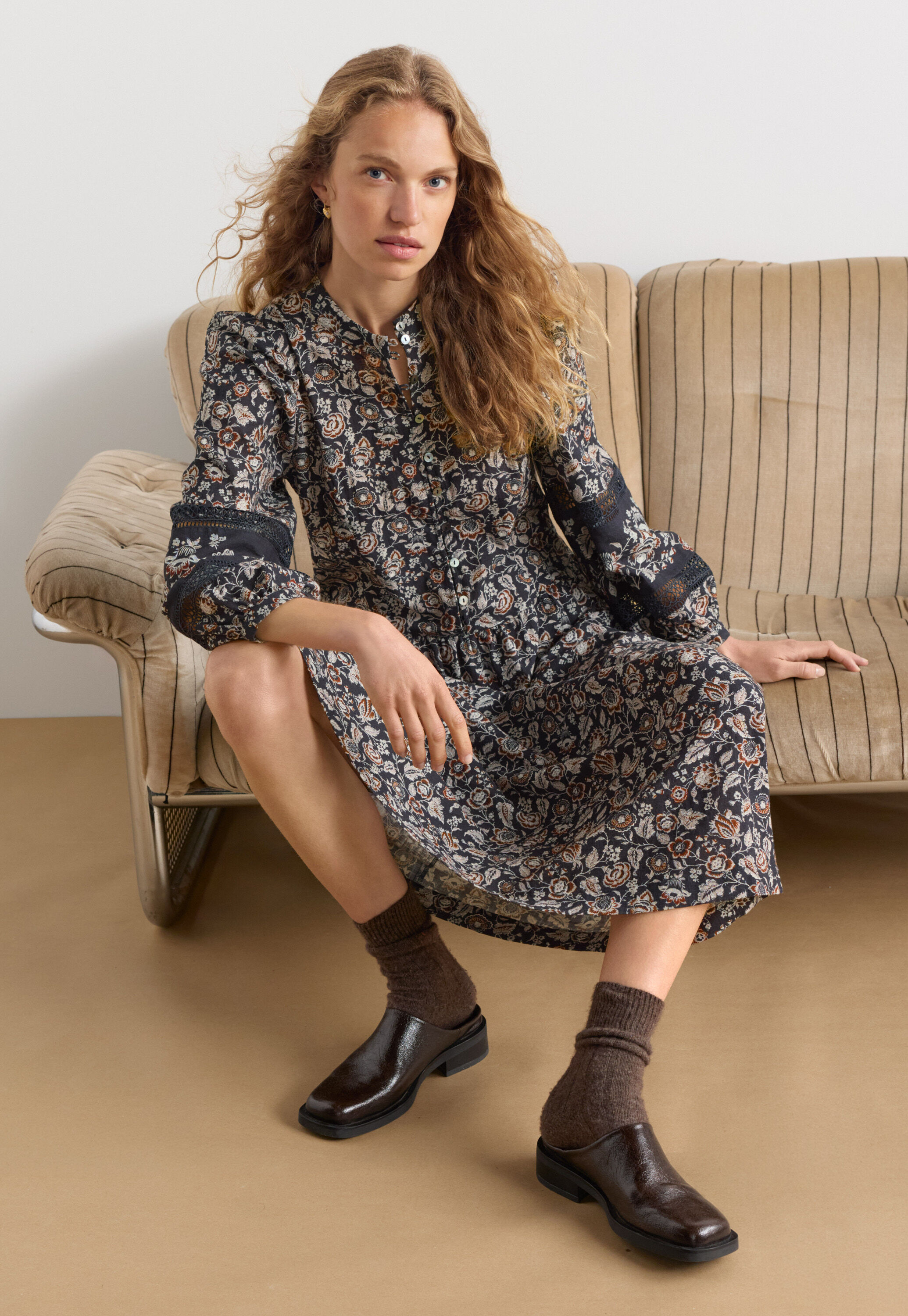 Print-Kleid mit tiefer Taille, Kohlschwarz/Nerz, large