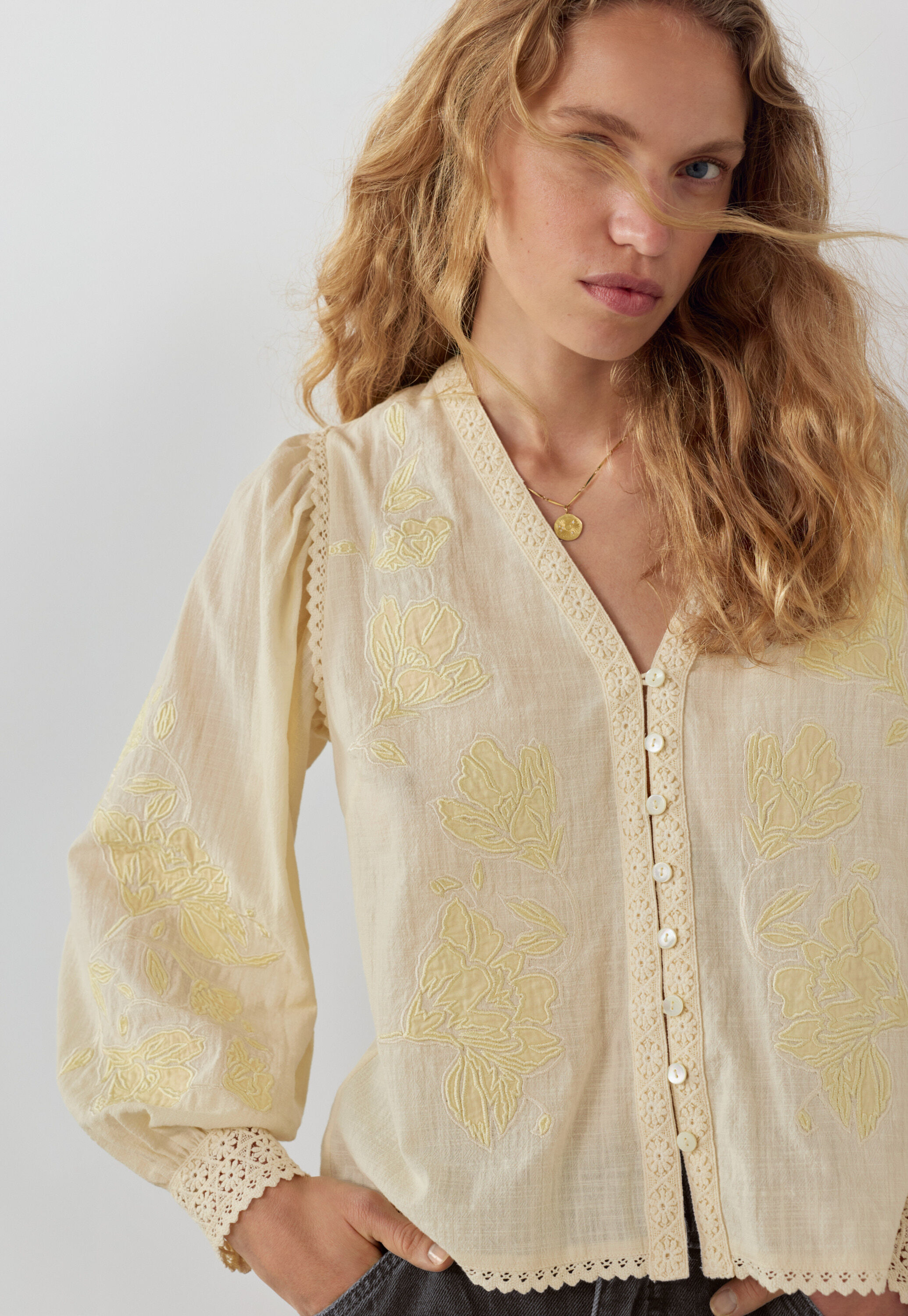 Bluse mit Applikationen, Ecru/Zitrone, large
