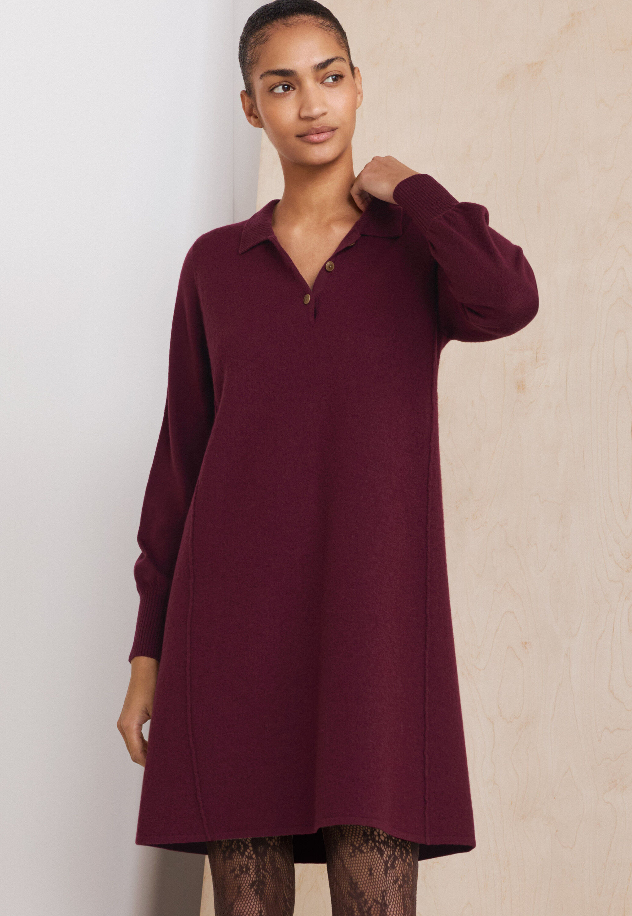 Kurzes Kleid mit Kragen