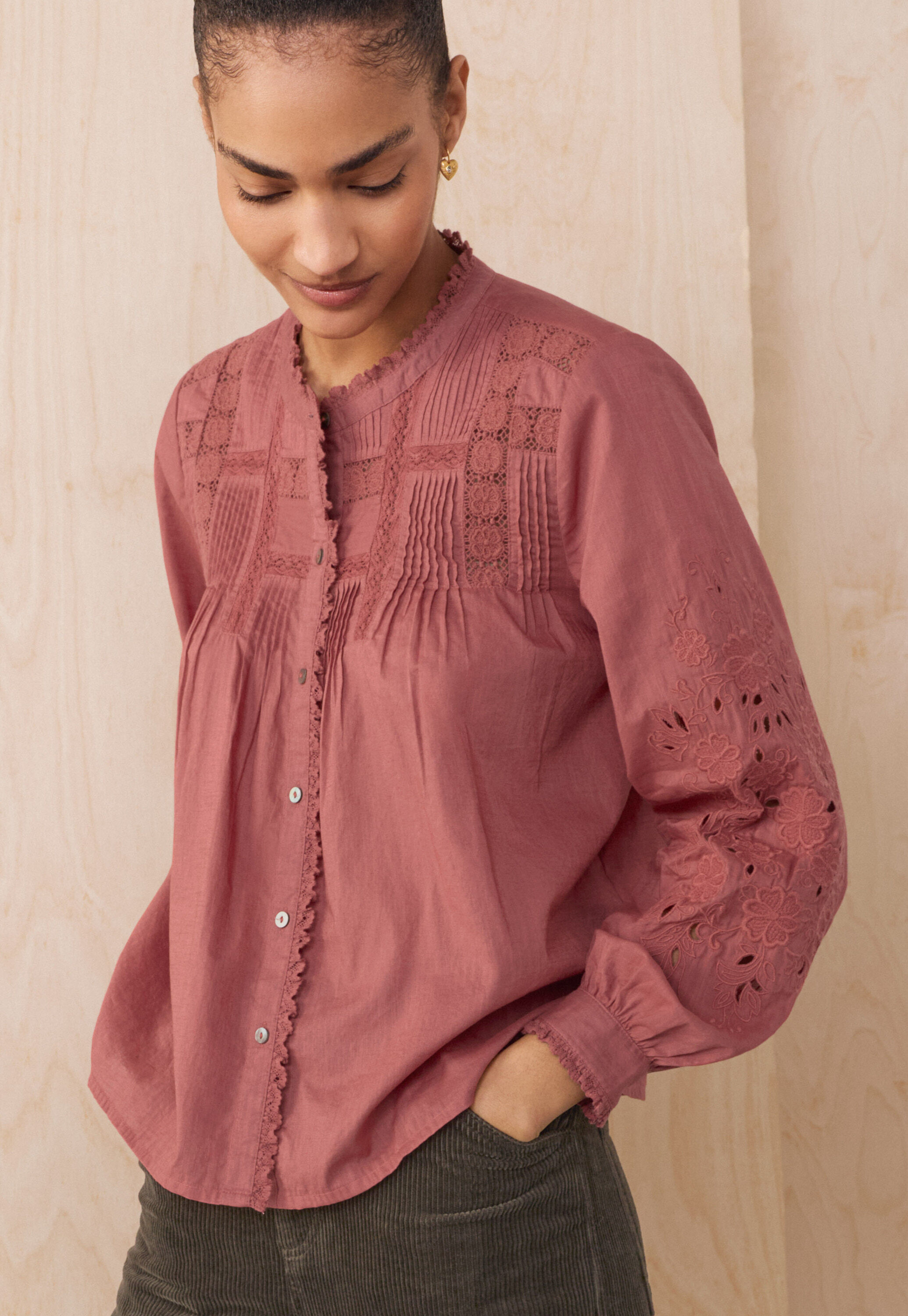 Bluse mit Spitze und Biesen, Himbeerrosa, large
