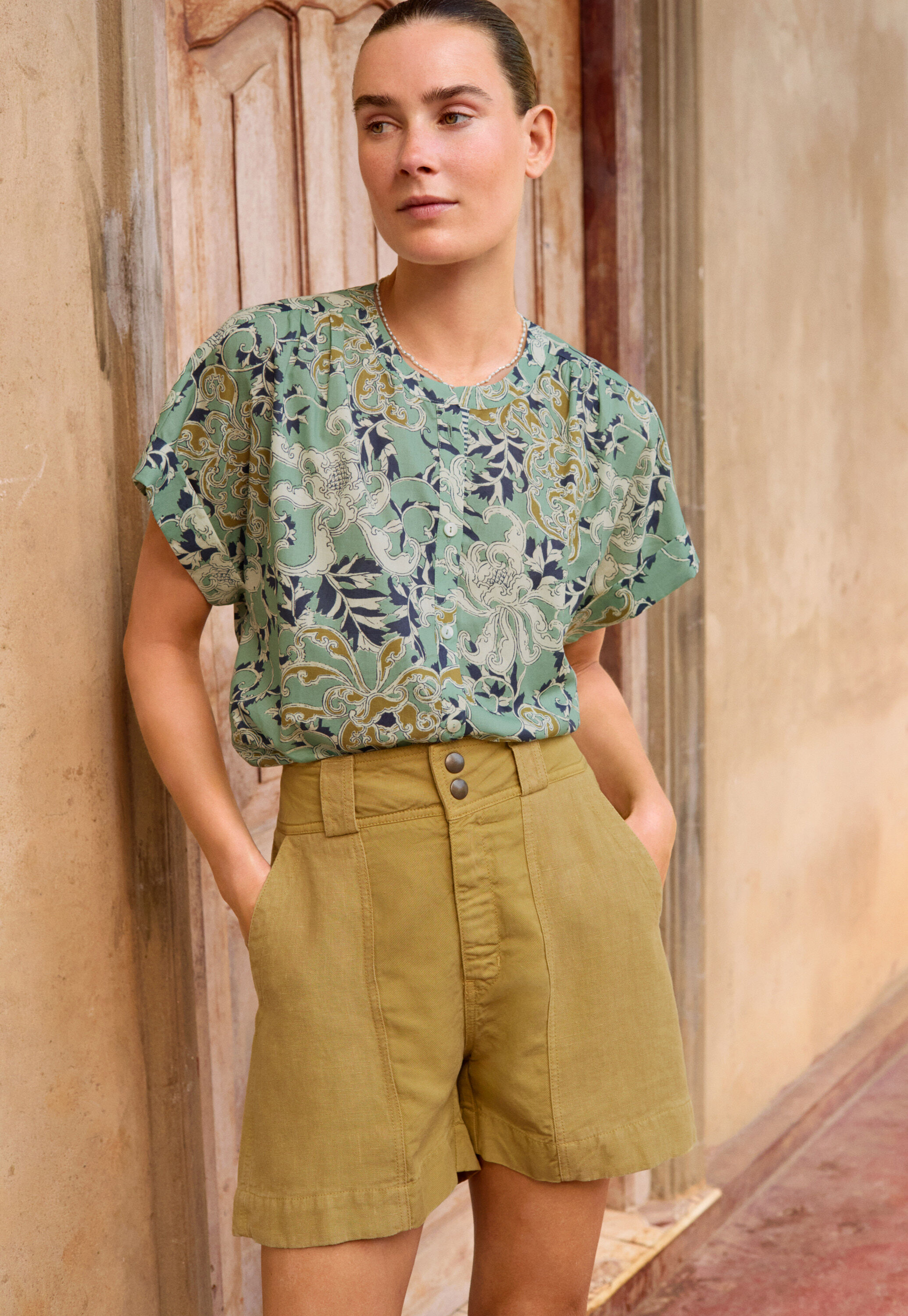 Kontraststoff-Shorts