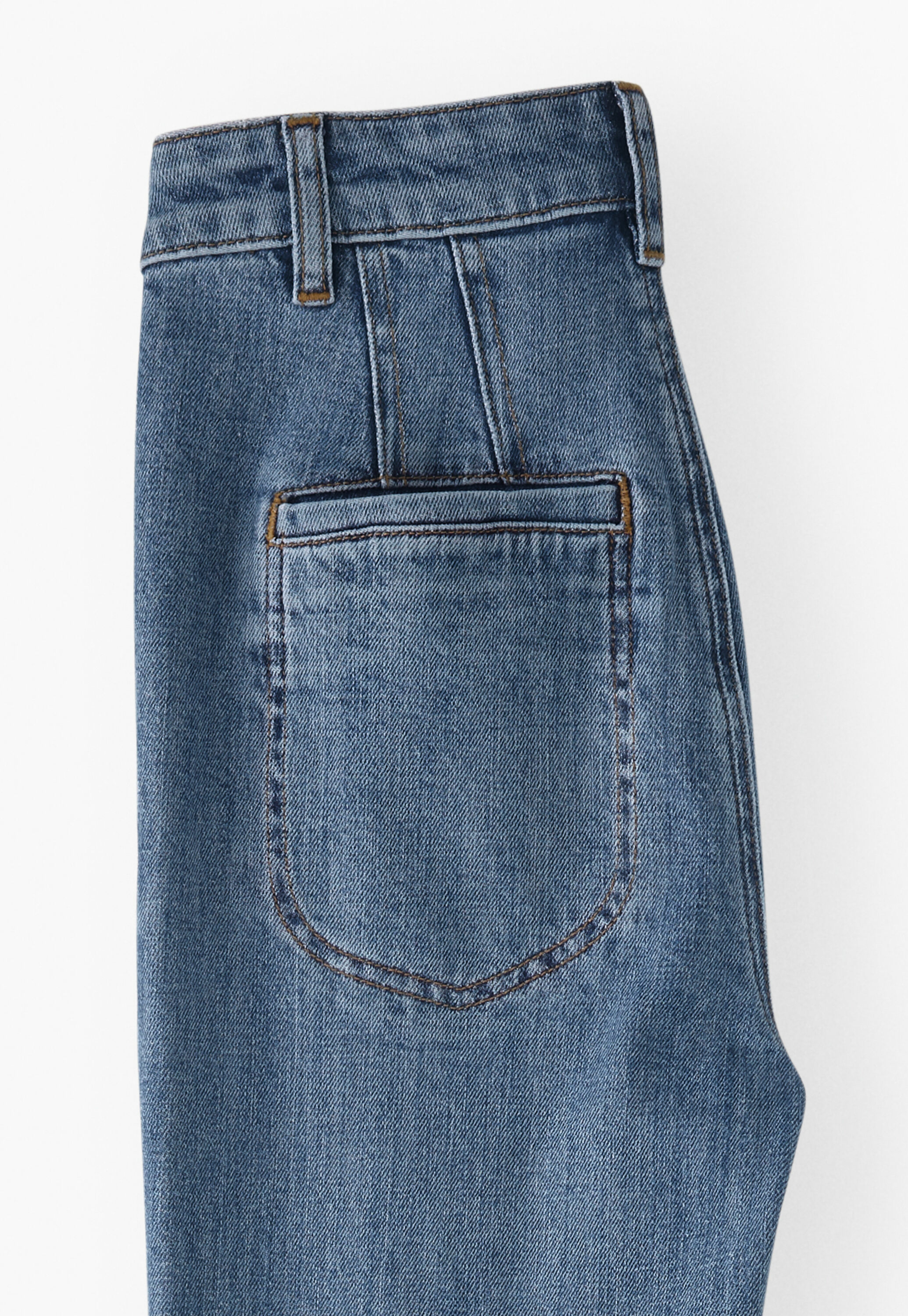 Ausgestellte Jeans