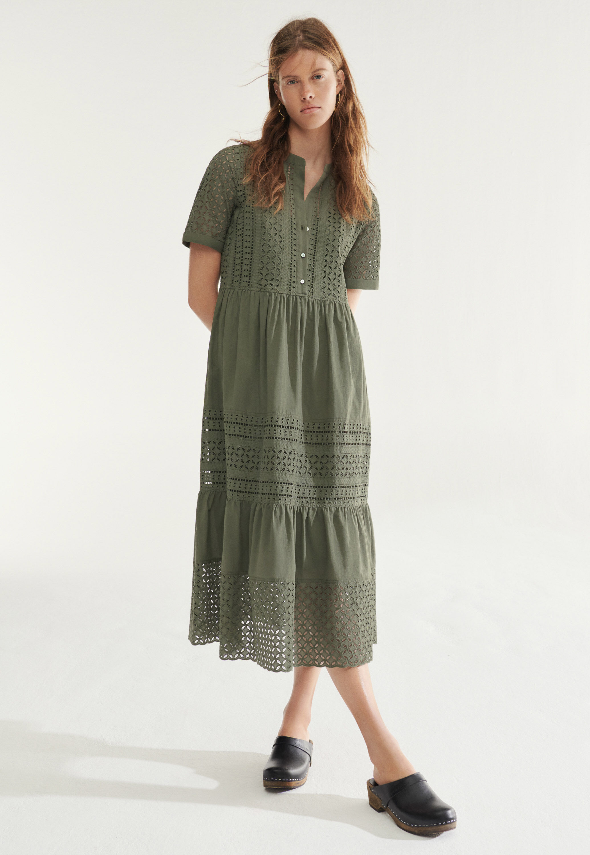 Langes Kleid mit Lochstickerei