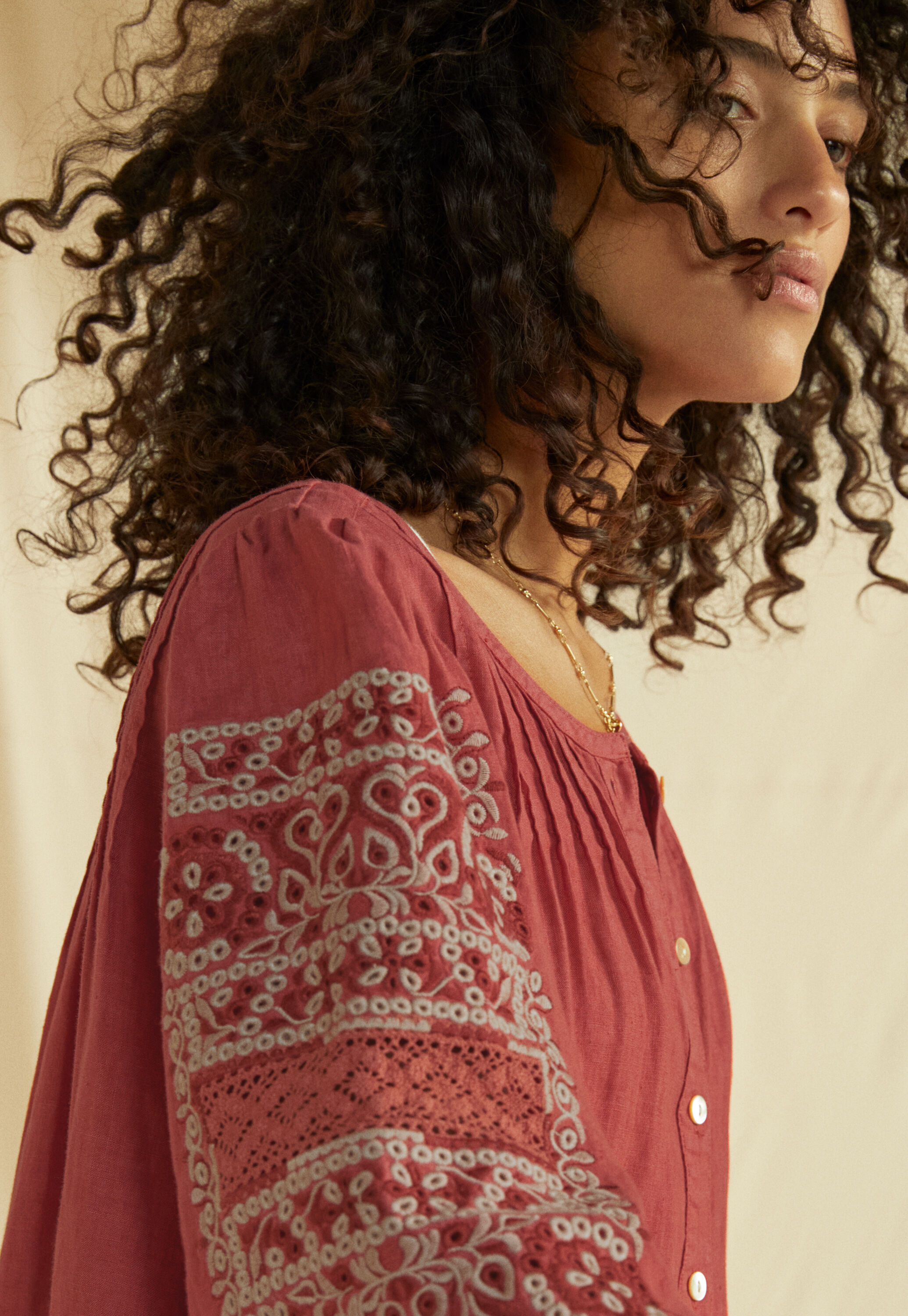 Broderie-Bluse