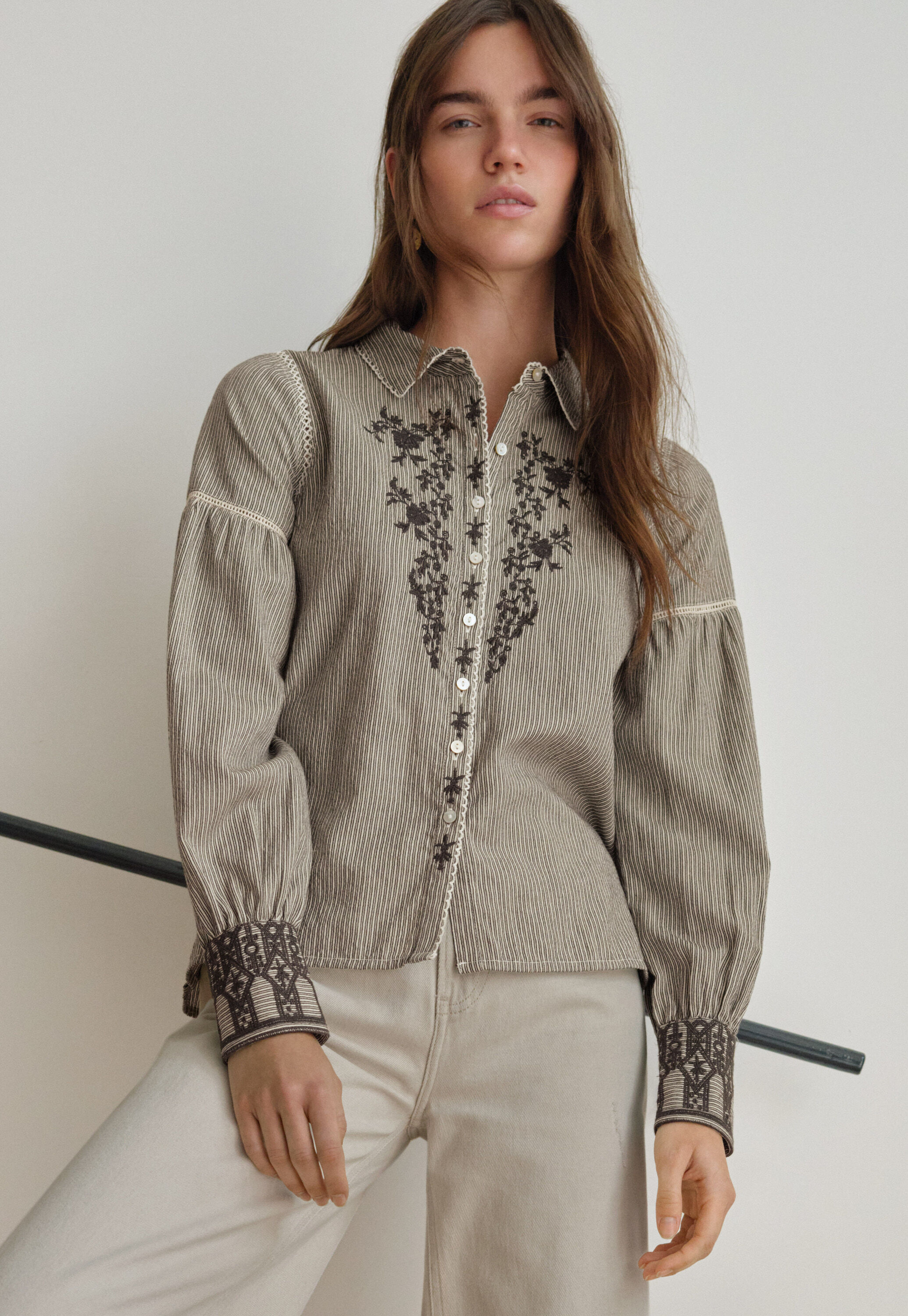 Bestickte Bluse mit eingewebten Streifen