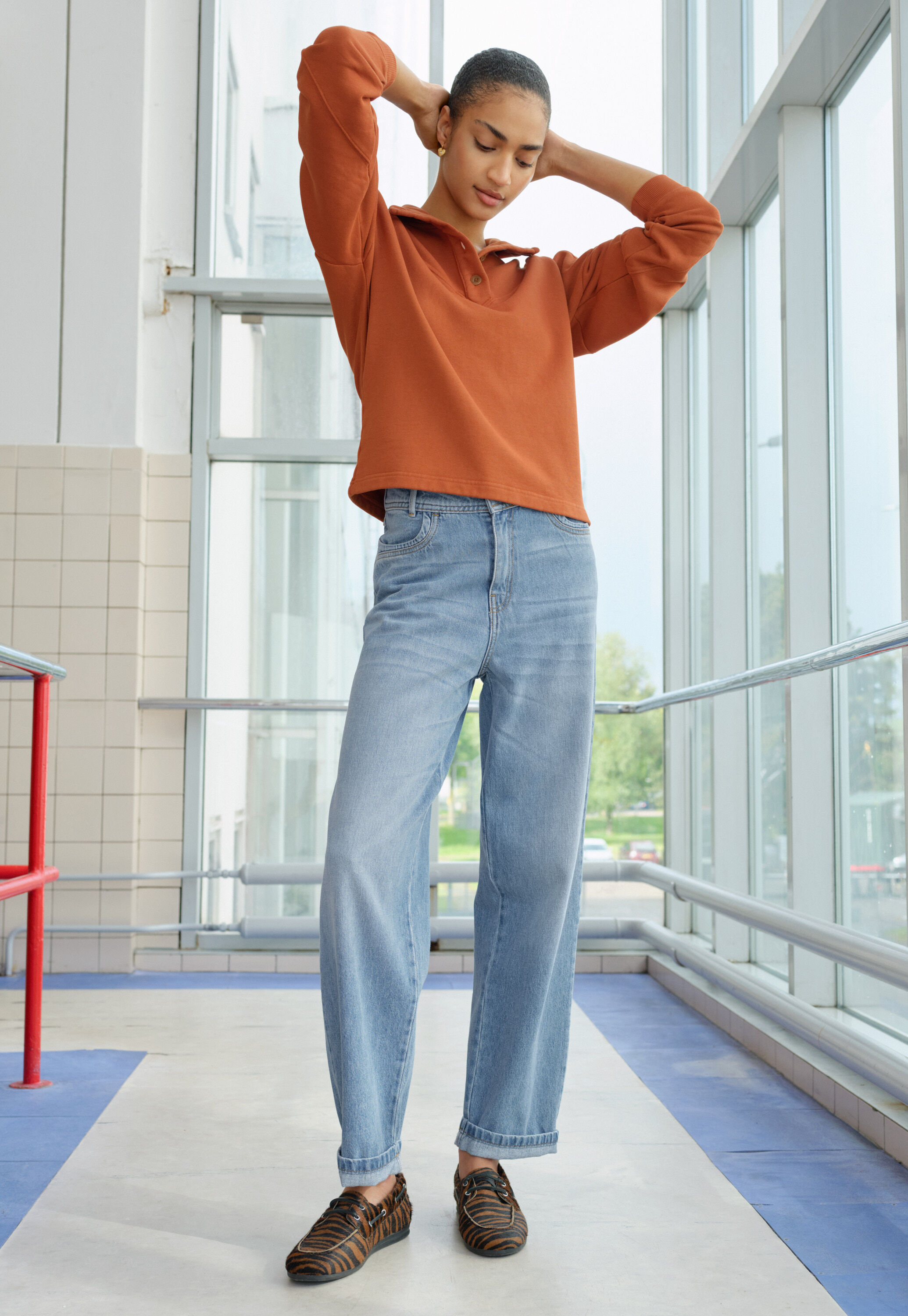 K&uuml;rzer geschnittene Hose mit weitem Bein