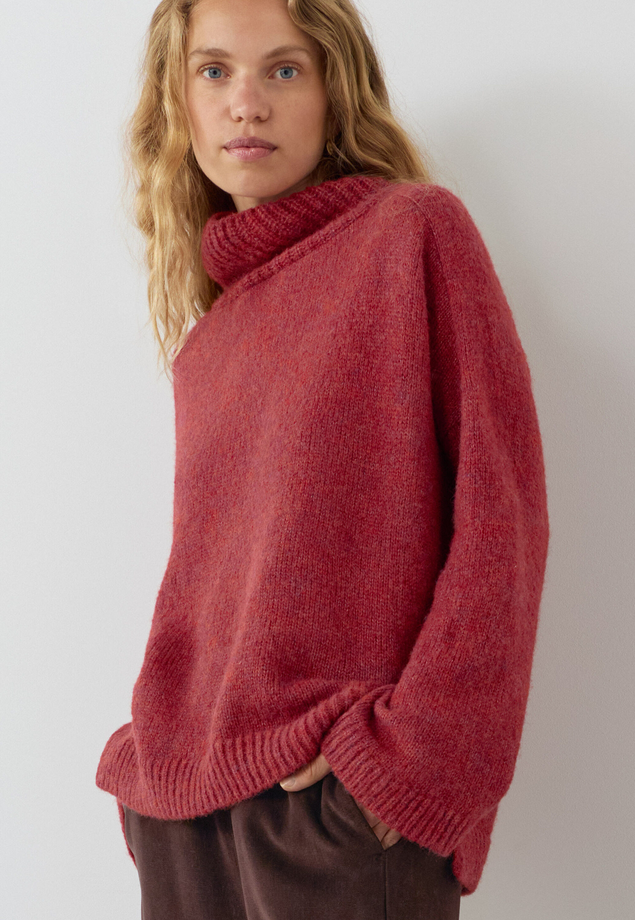 Pullover mit hohem Kragen, Flammenrot, large