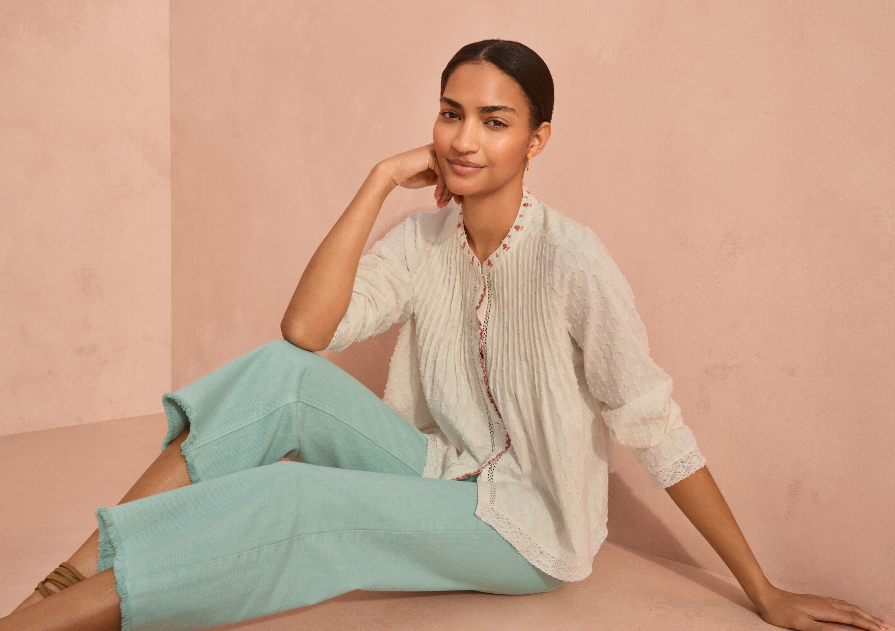 Jeans mit geradem Bein und ausgelassenem Saum