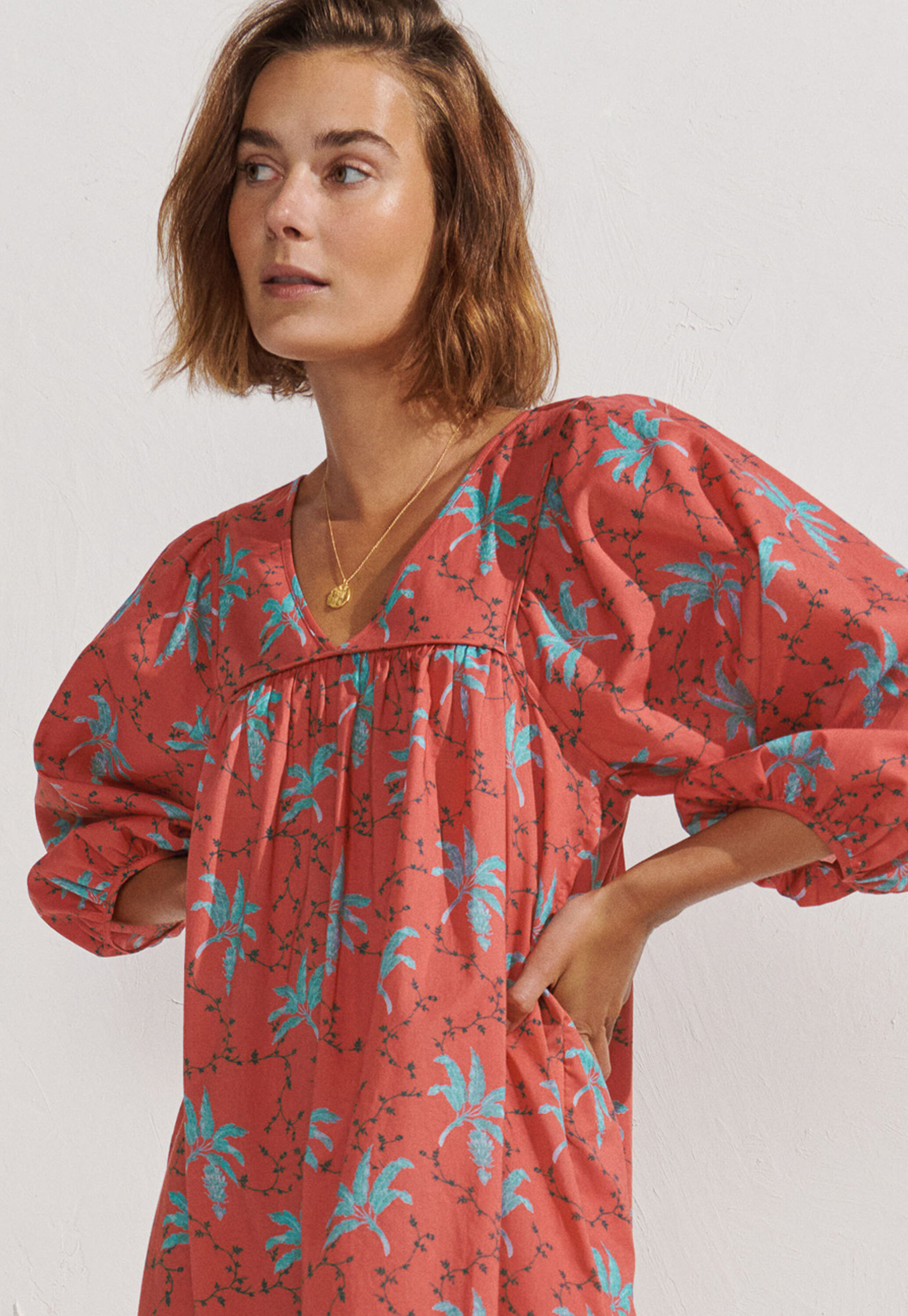 Bedrucktes Kleid mit V-Ausschnitt