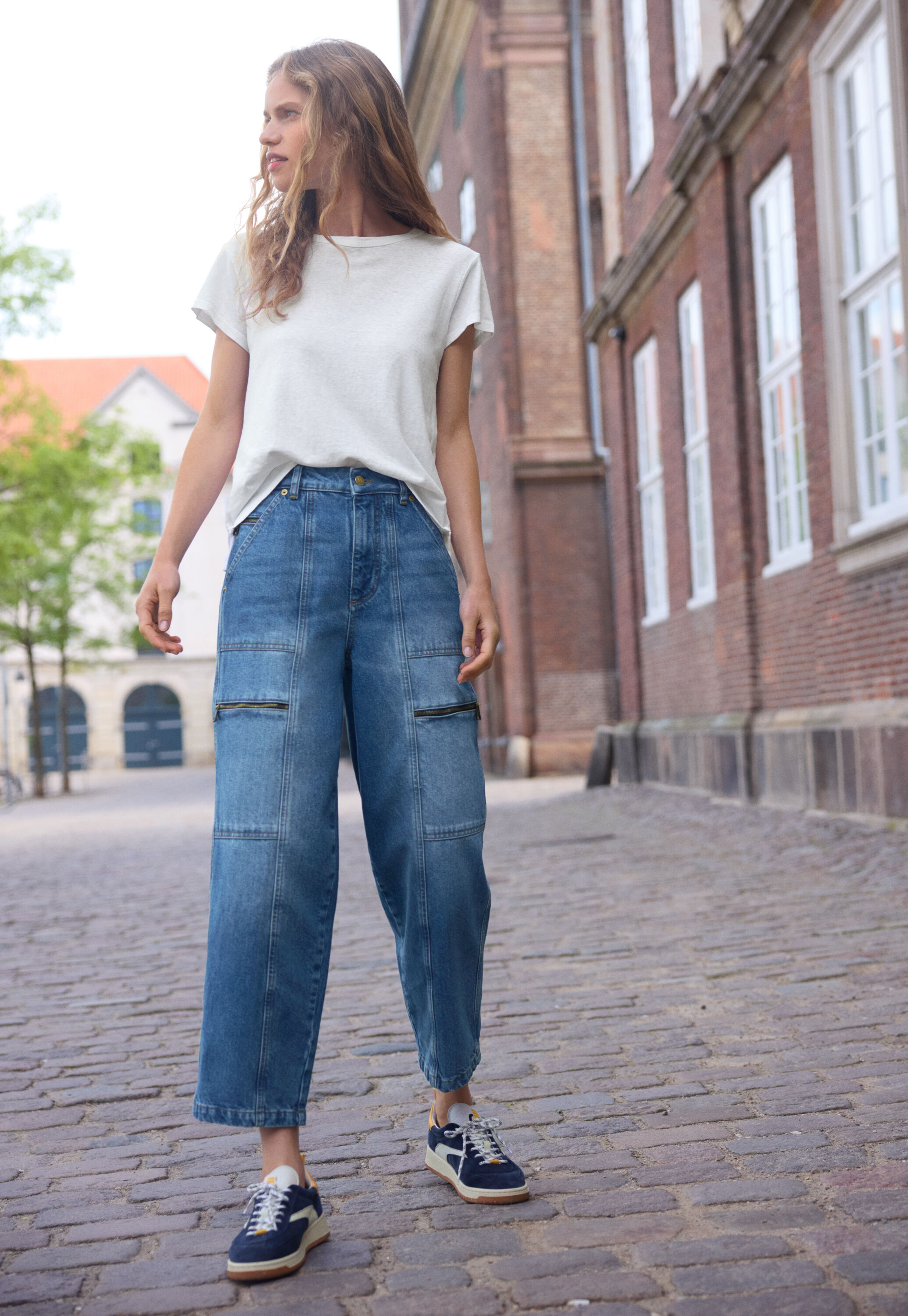 K&uuml;rzer geschnittene Hose mit weitem Bein