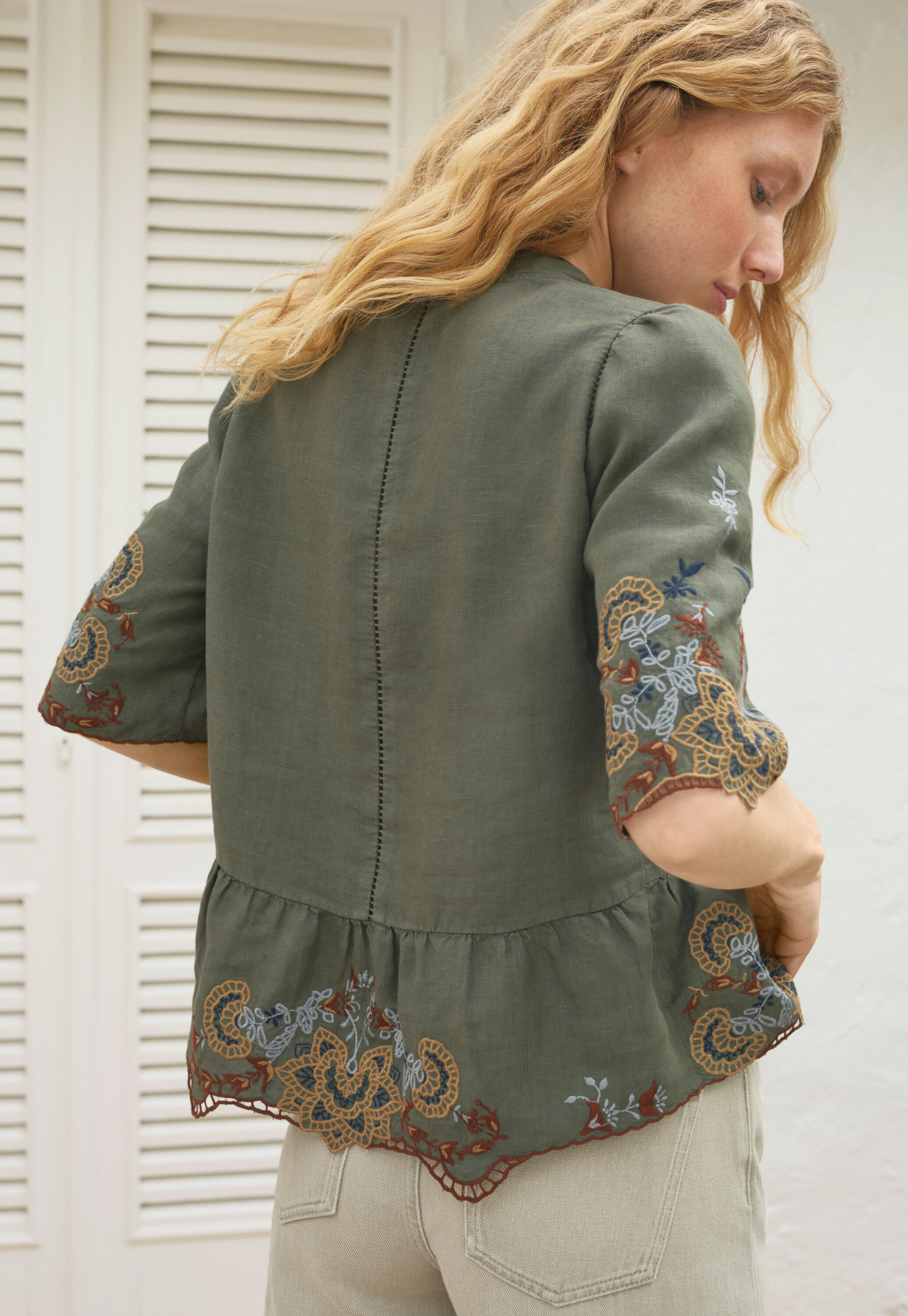 Kurze Cutwork-Bluse