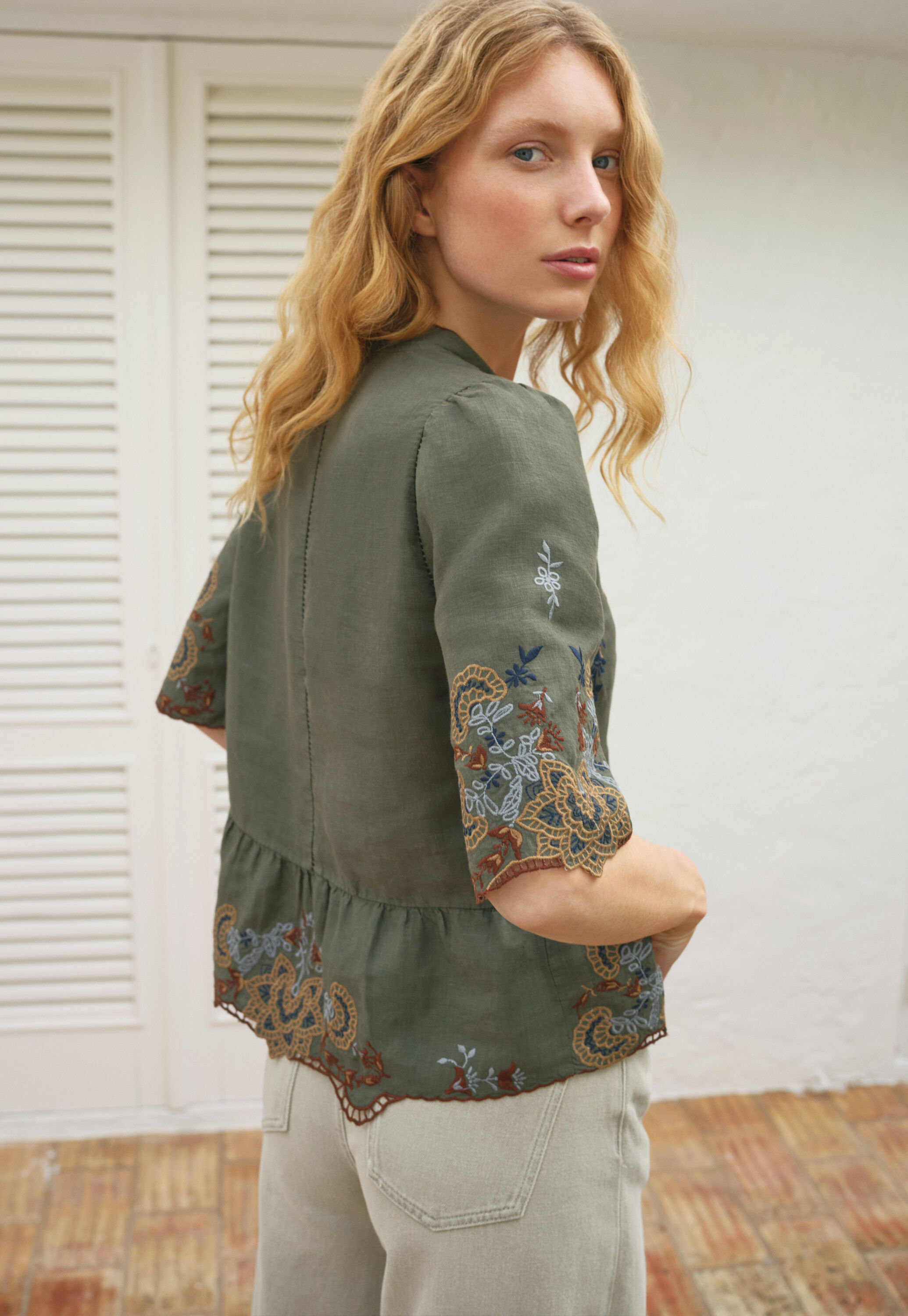 Kurze Cutwork-Bluse