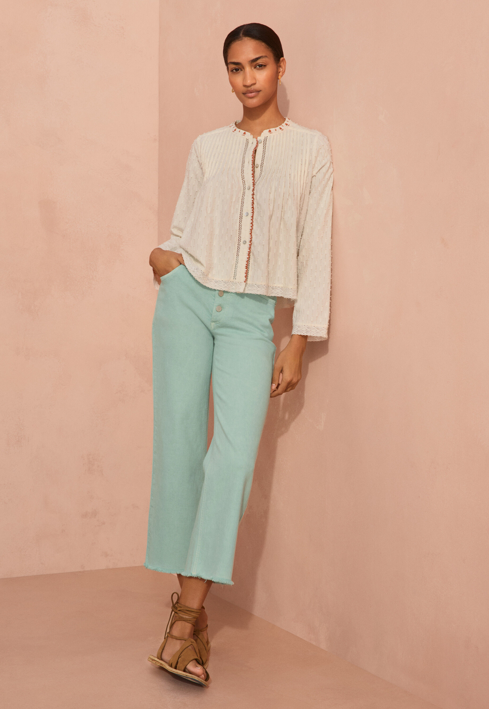 Jeans mit geradem Bein und ausgelassenem Saum