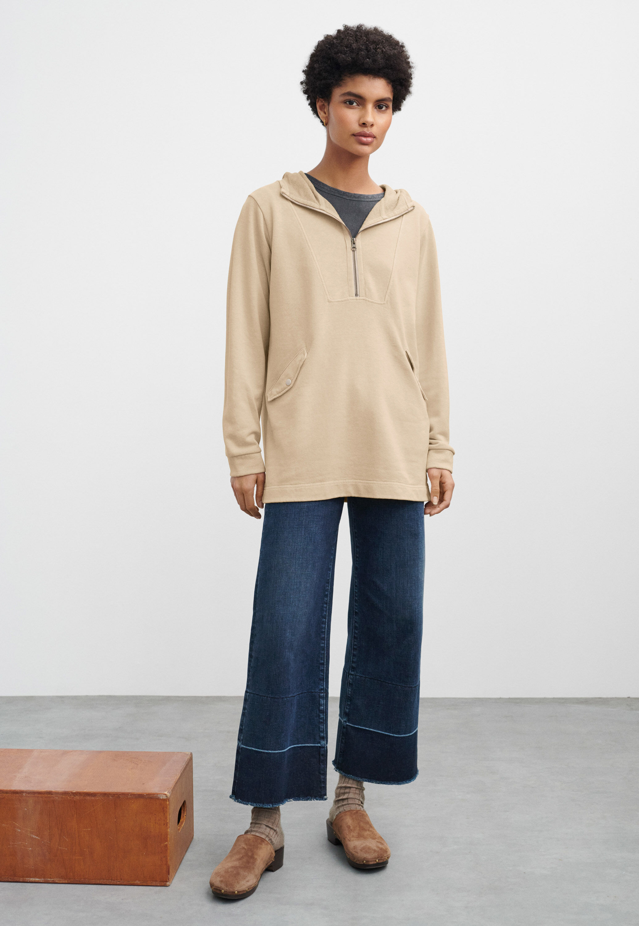 Ausgestellte Jeans mit weitem Bein