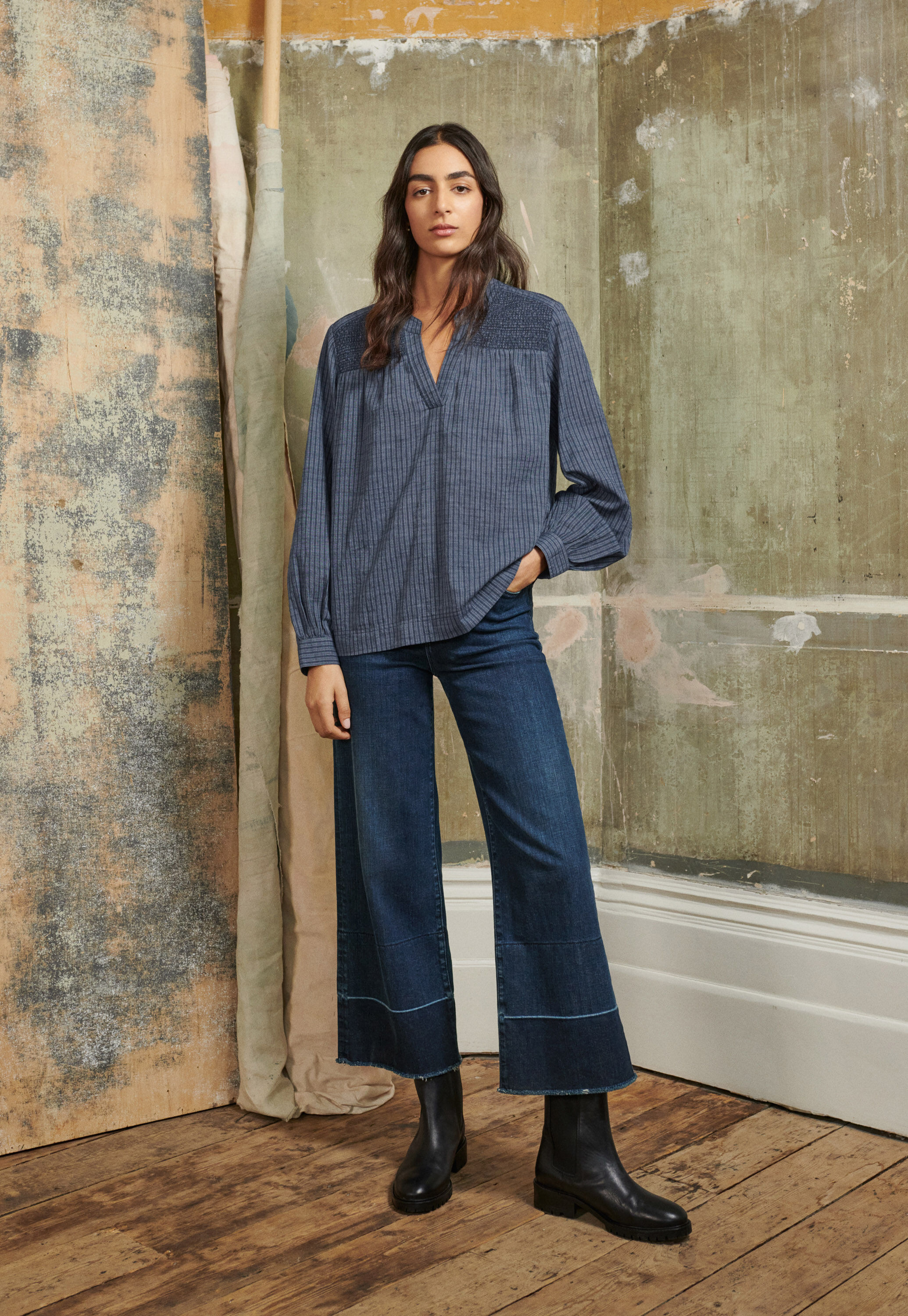 Ausgestellte Jeans mit weitem Bein