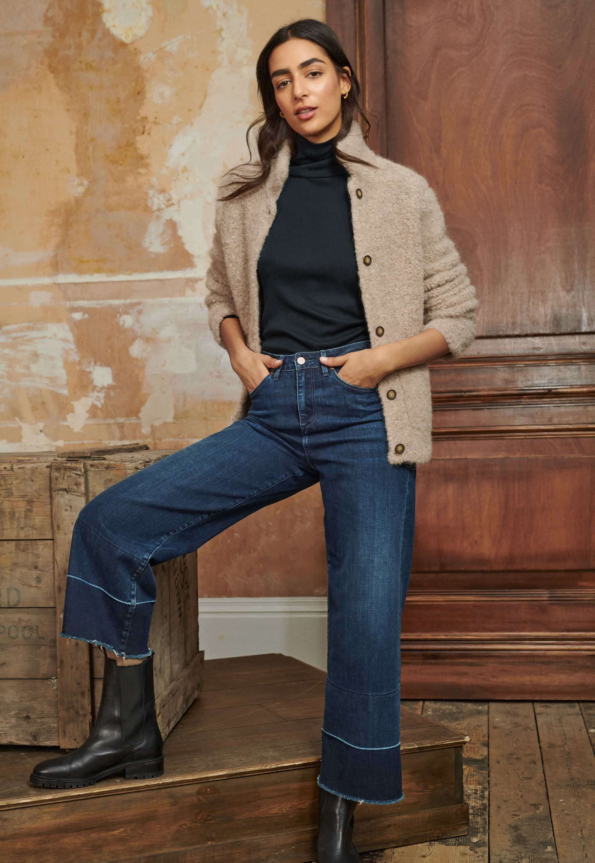 Ausgestellte Jeans mit weitem Bein