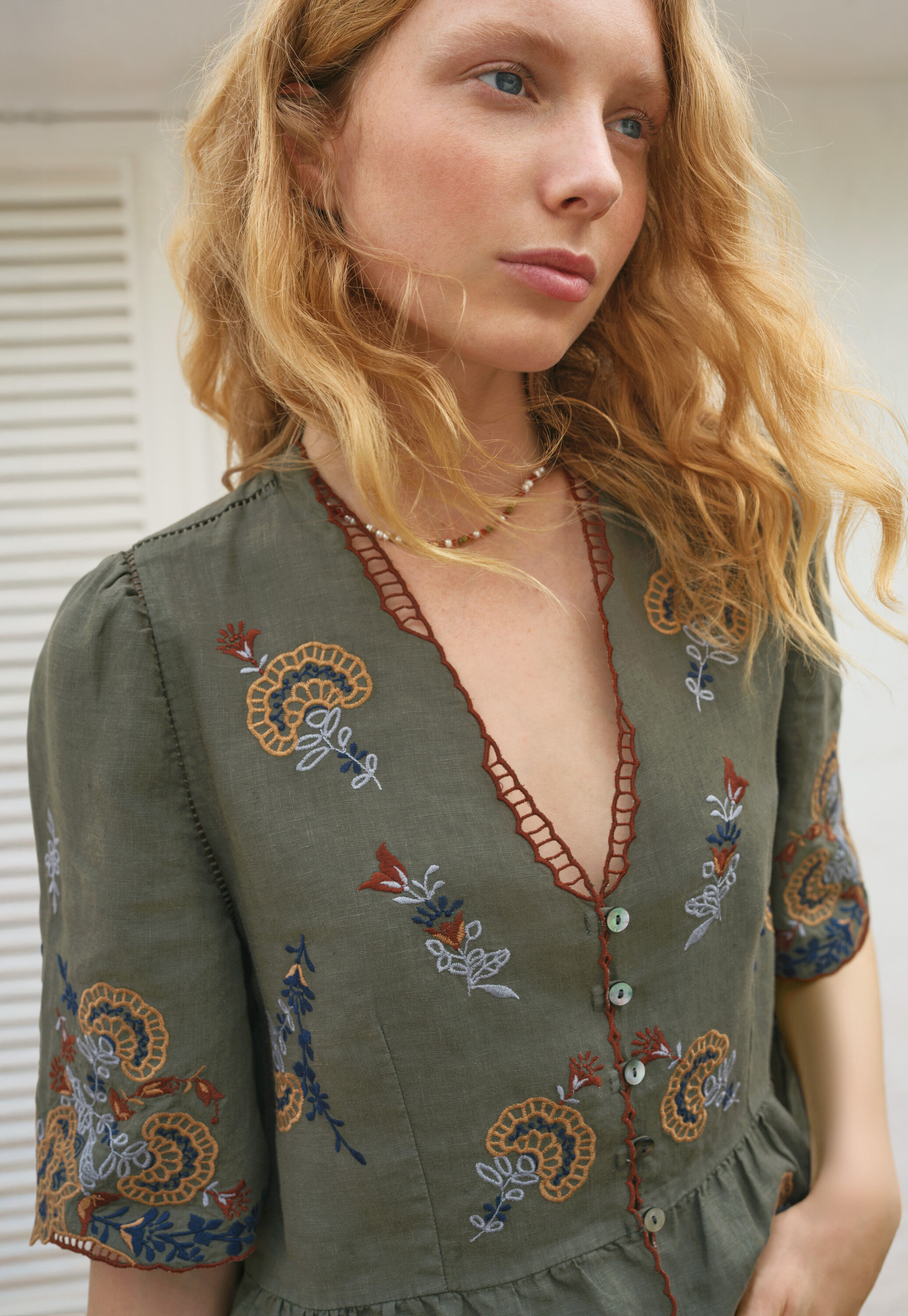 Kurze Cutwork-Bluse