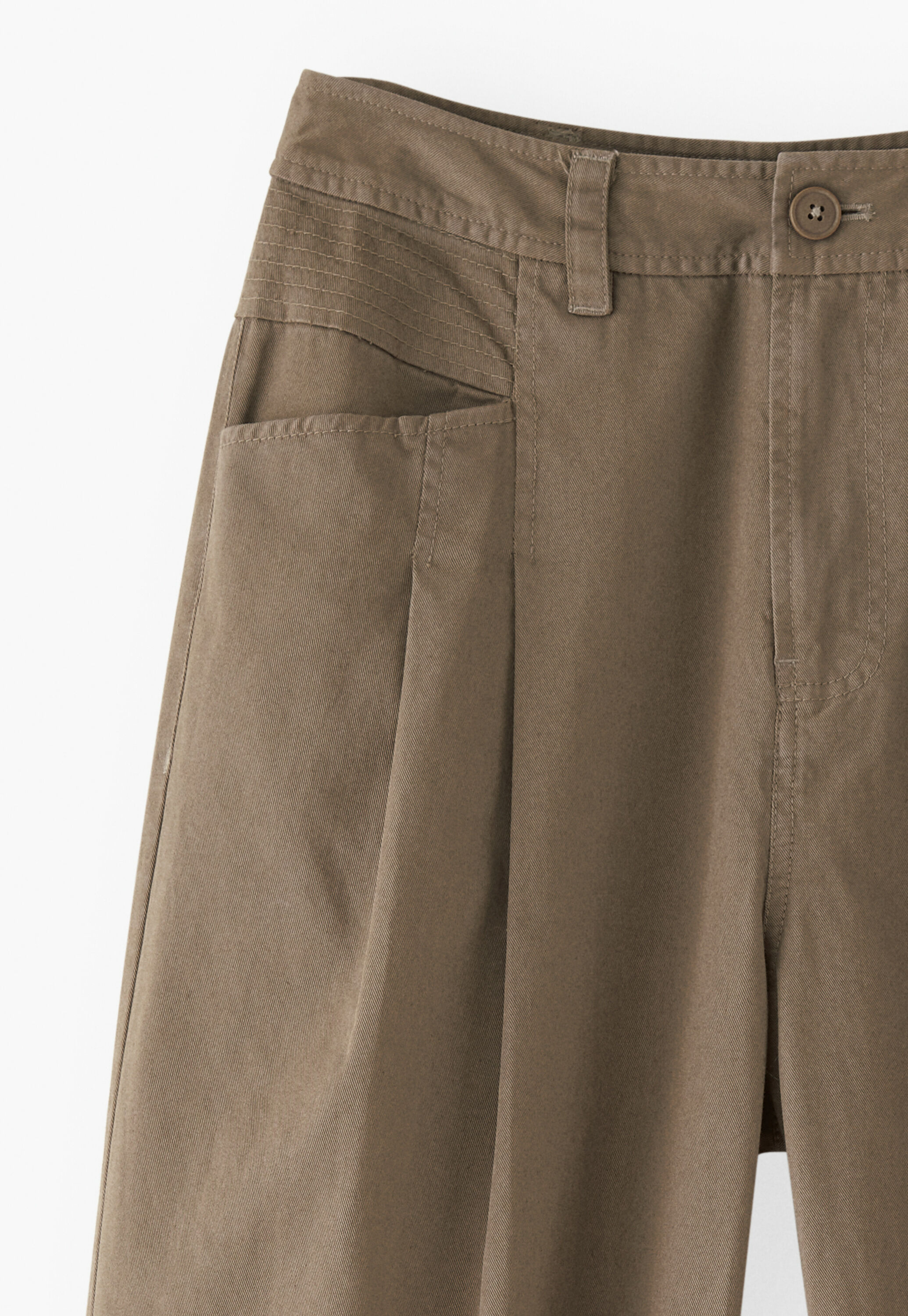 K&uuml;rzer geschnittene Hose