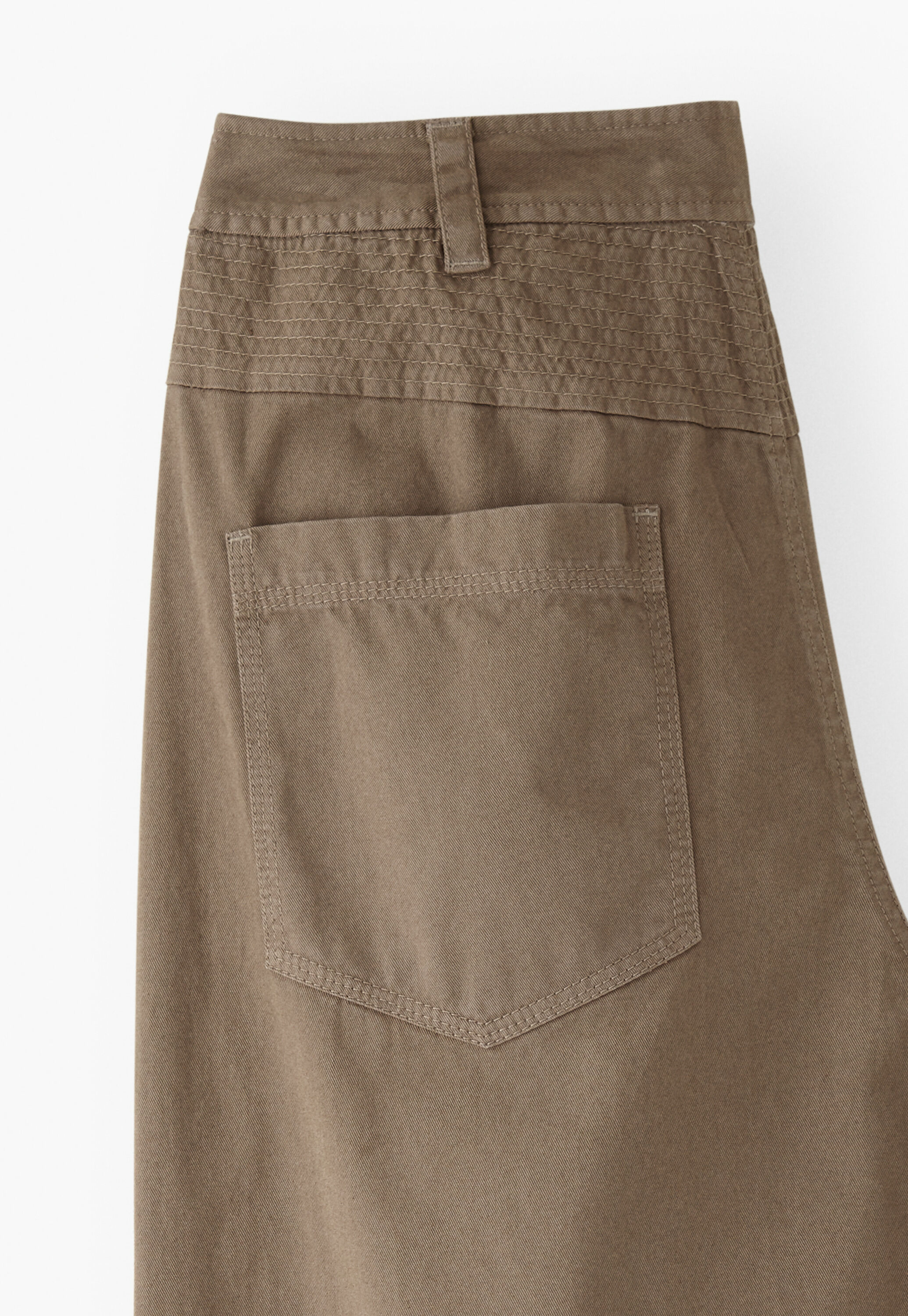 K&uuml;rzer geschnittene Hose