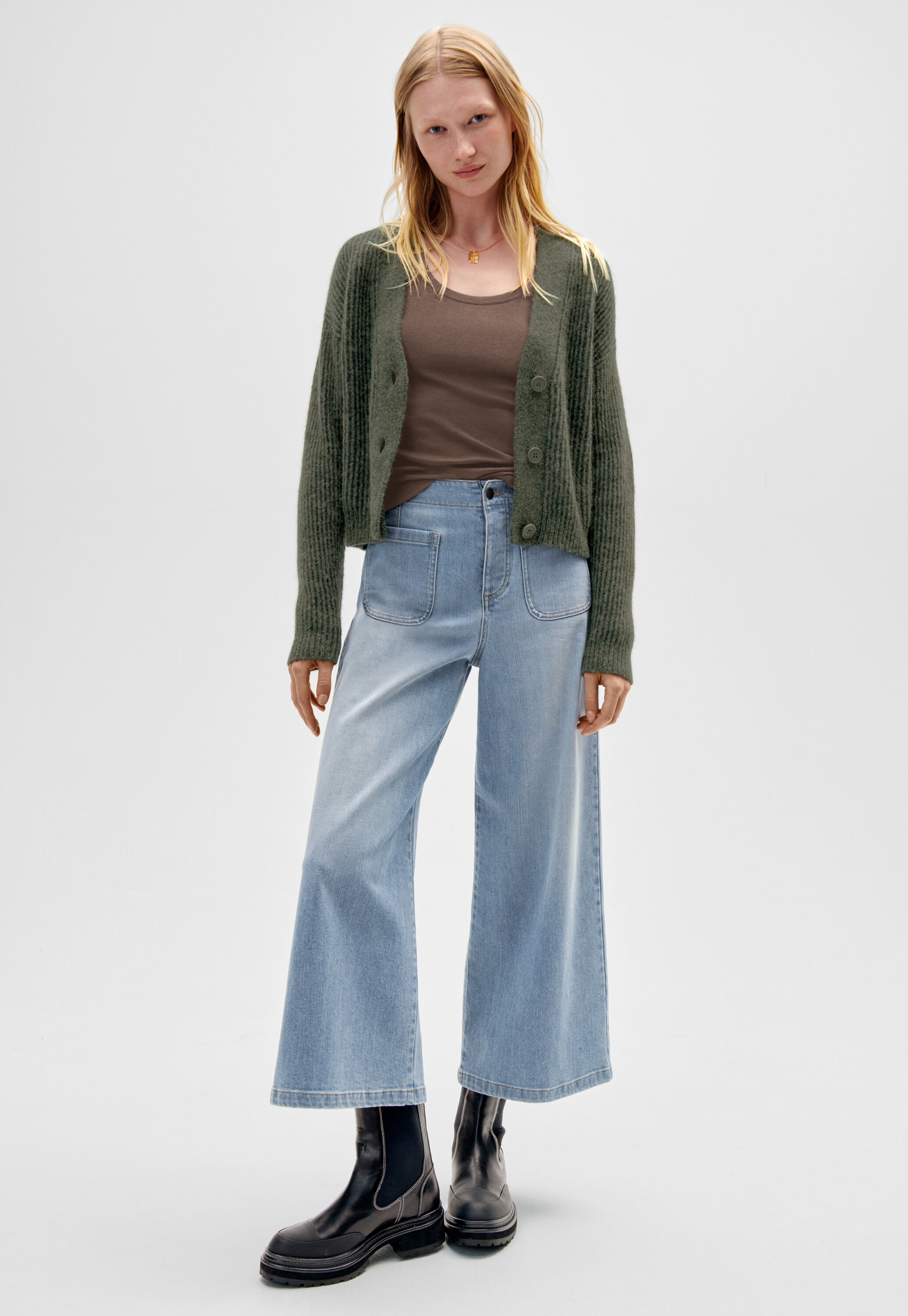 K&uuml;rzere Jeans mit weitem Bein