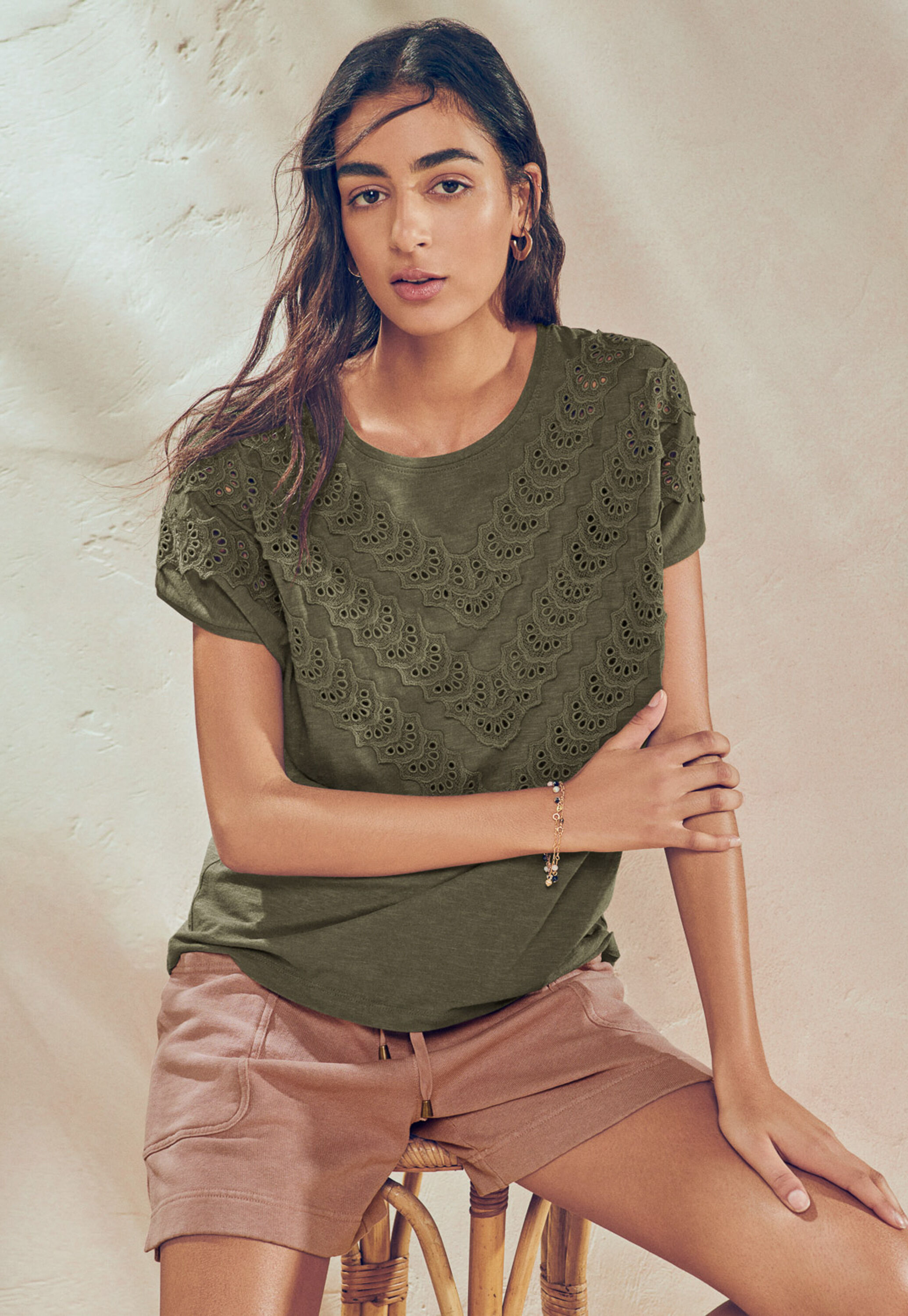 T-Shirt mit Chevron-Spitzendetail