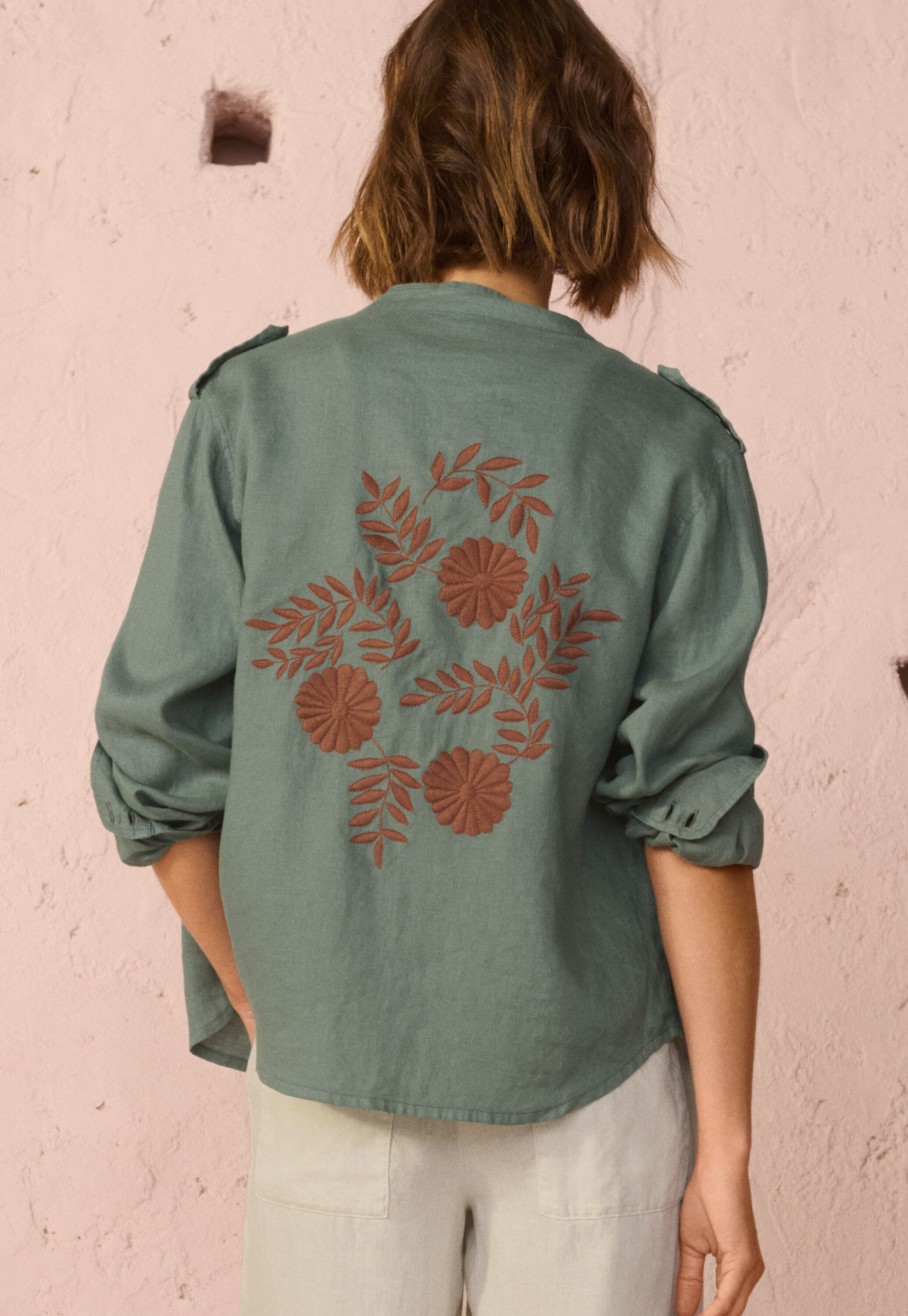 Bluse mit besticktem R&uuml;cken
