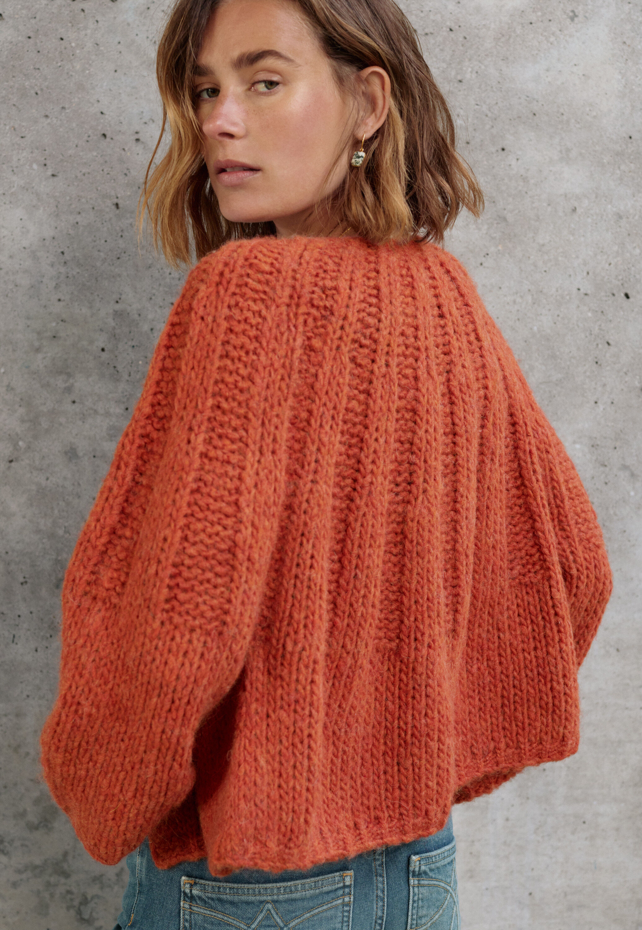 Pullover mit umgekehrten Streifen