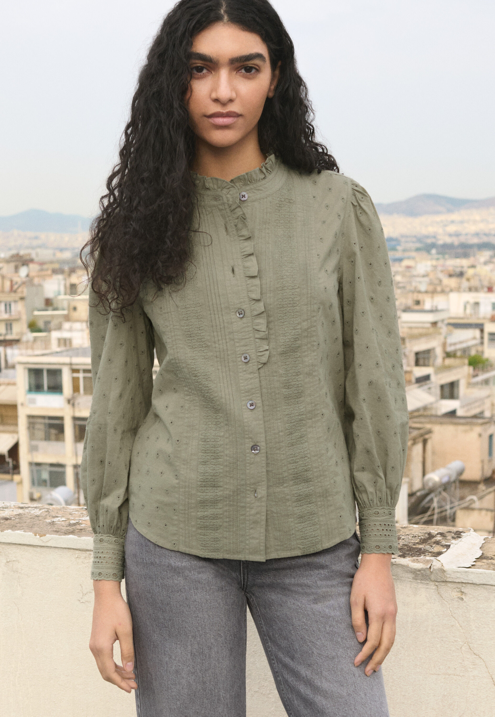 Broderie-Bluse mit R&uuml;schenkragen