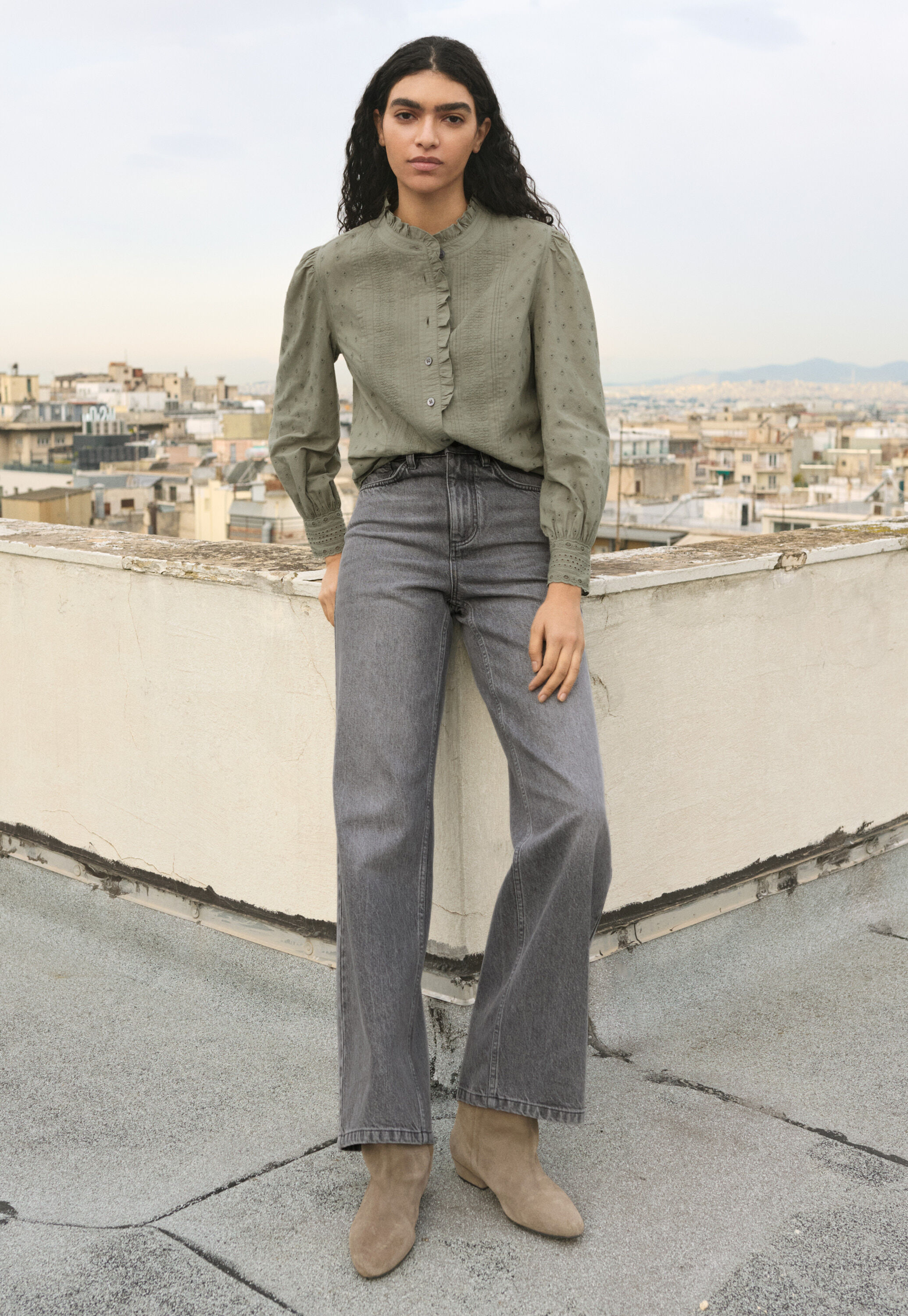 Broderie-Bluse mit R&uuml;schenkragen