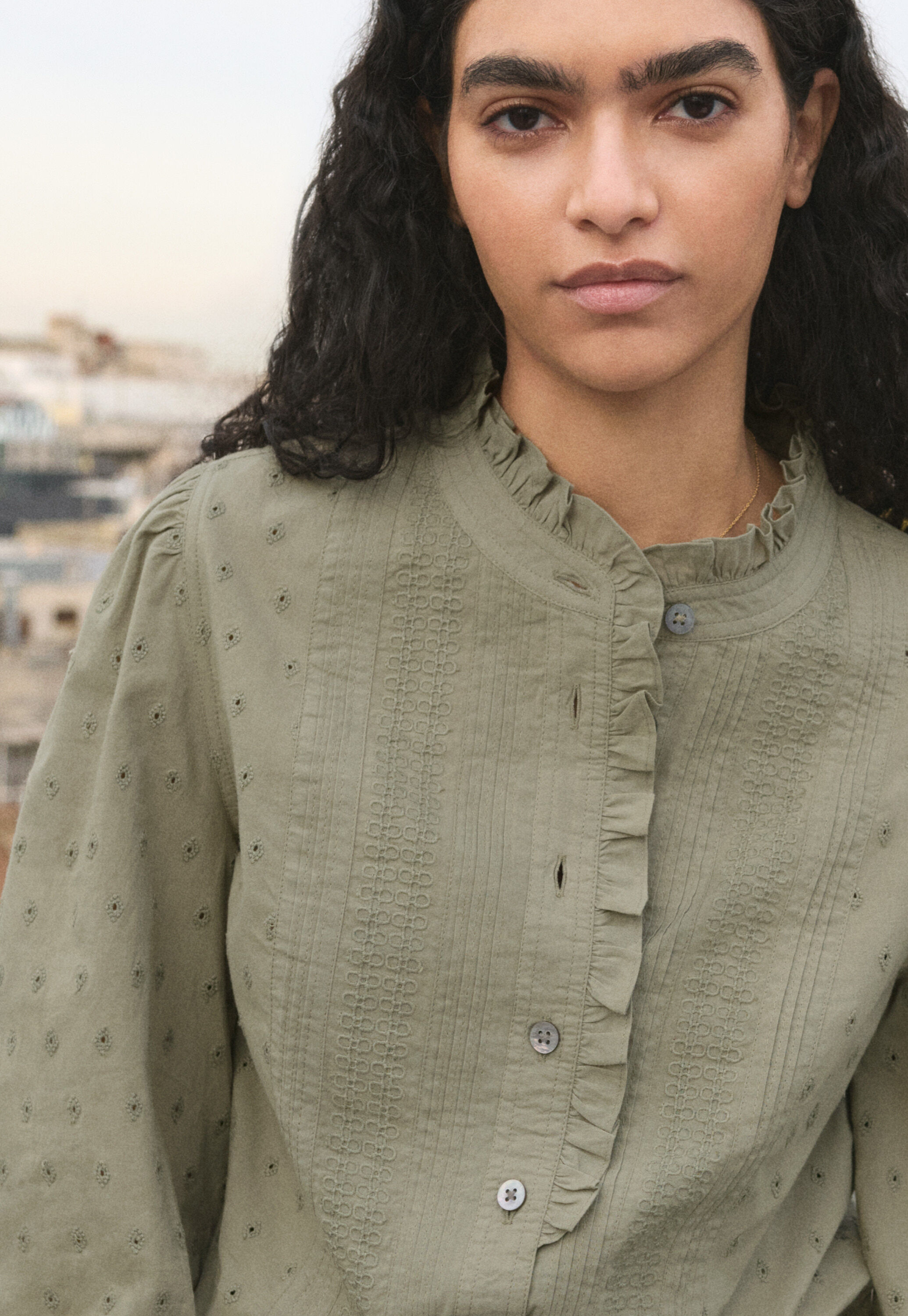 Broderie-Bluse mit R&uuml;schenkragen