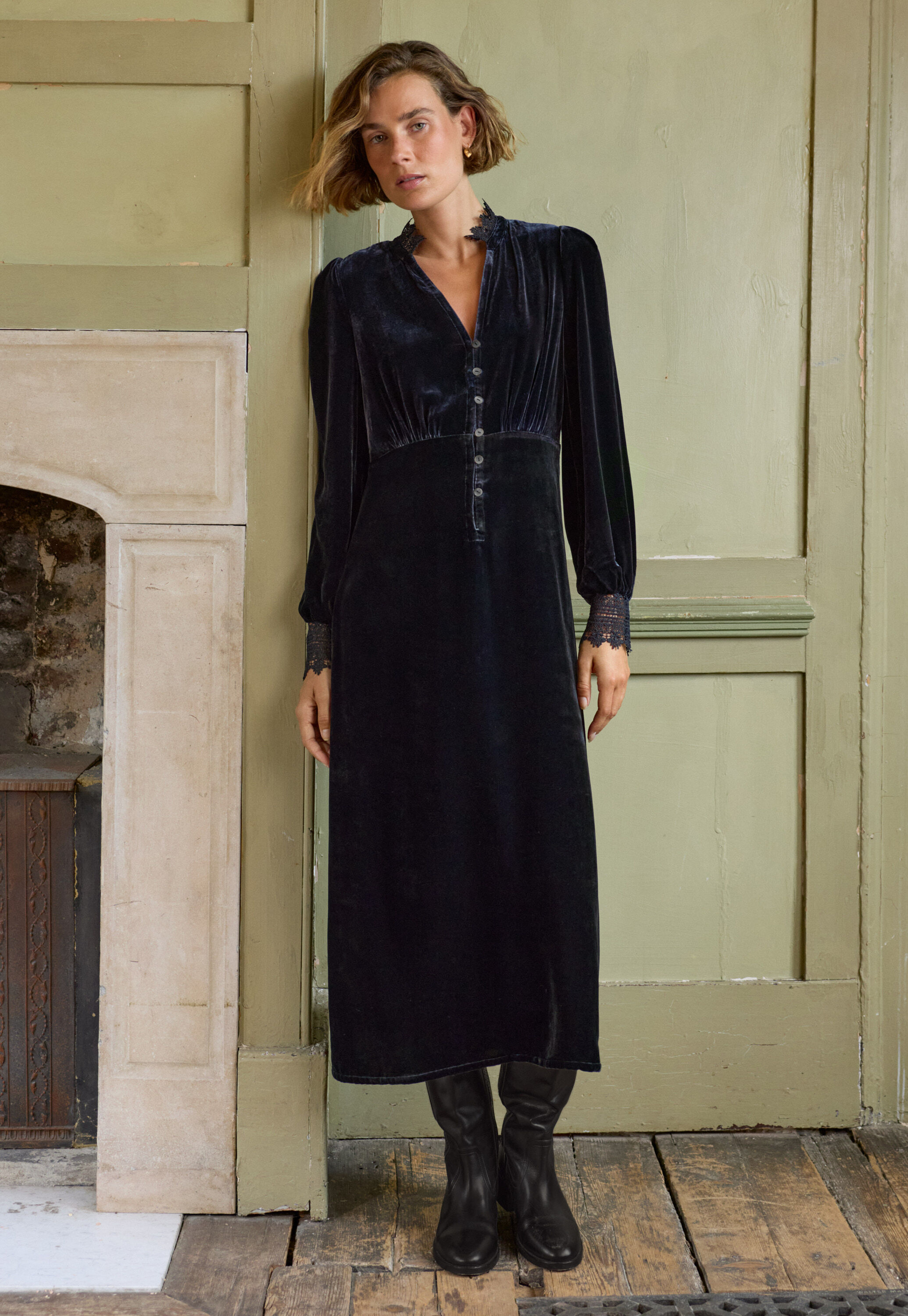 Samtkleid mit Spitze, Mitternacht, large