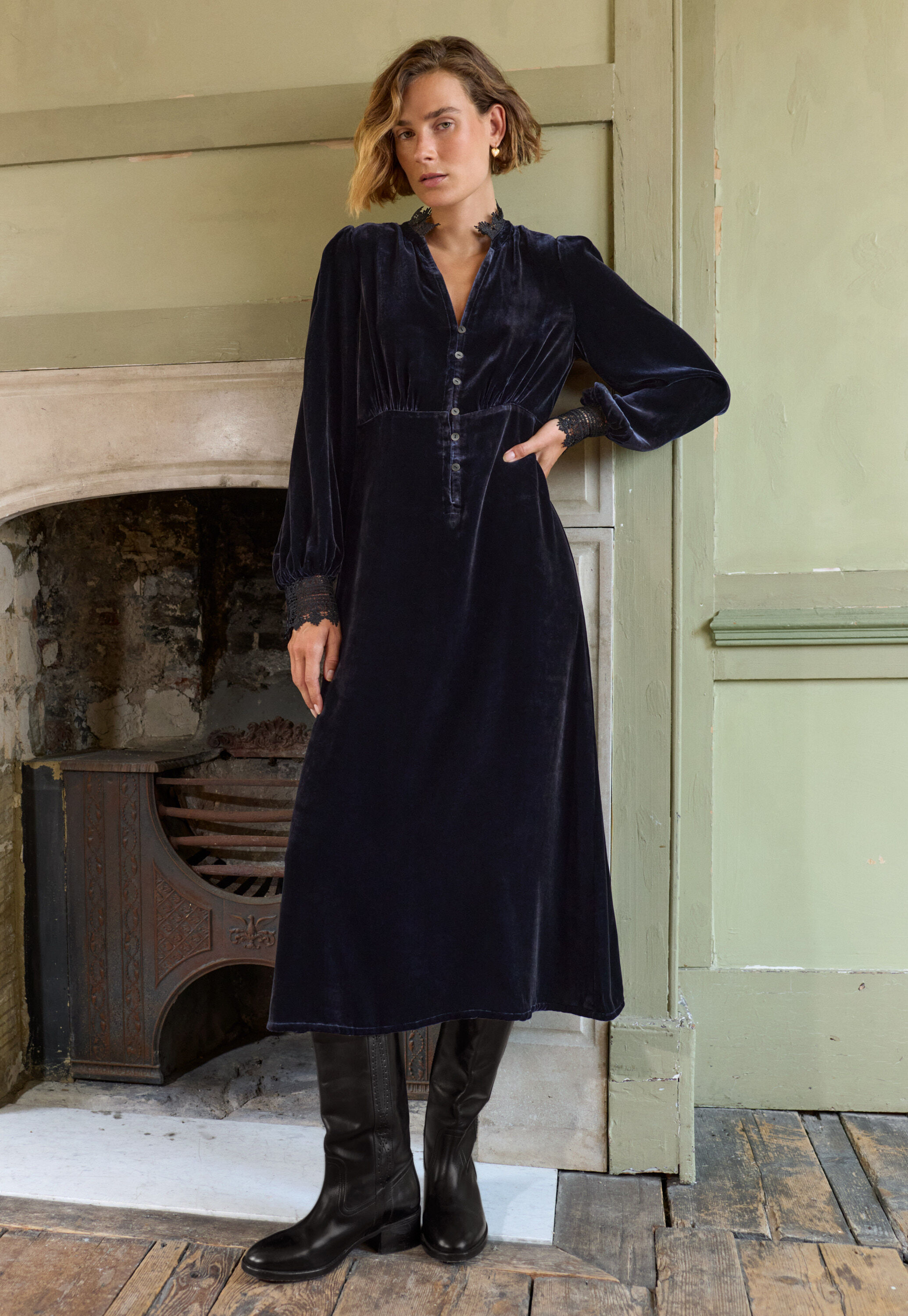 Samtkleid mit Spitze
