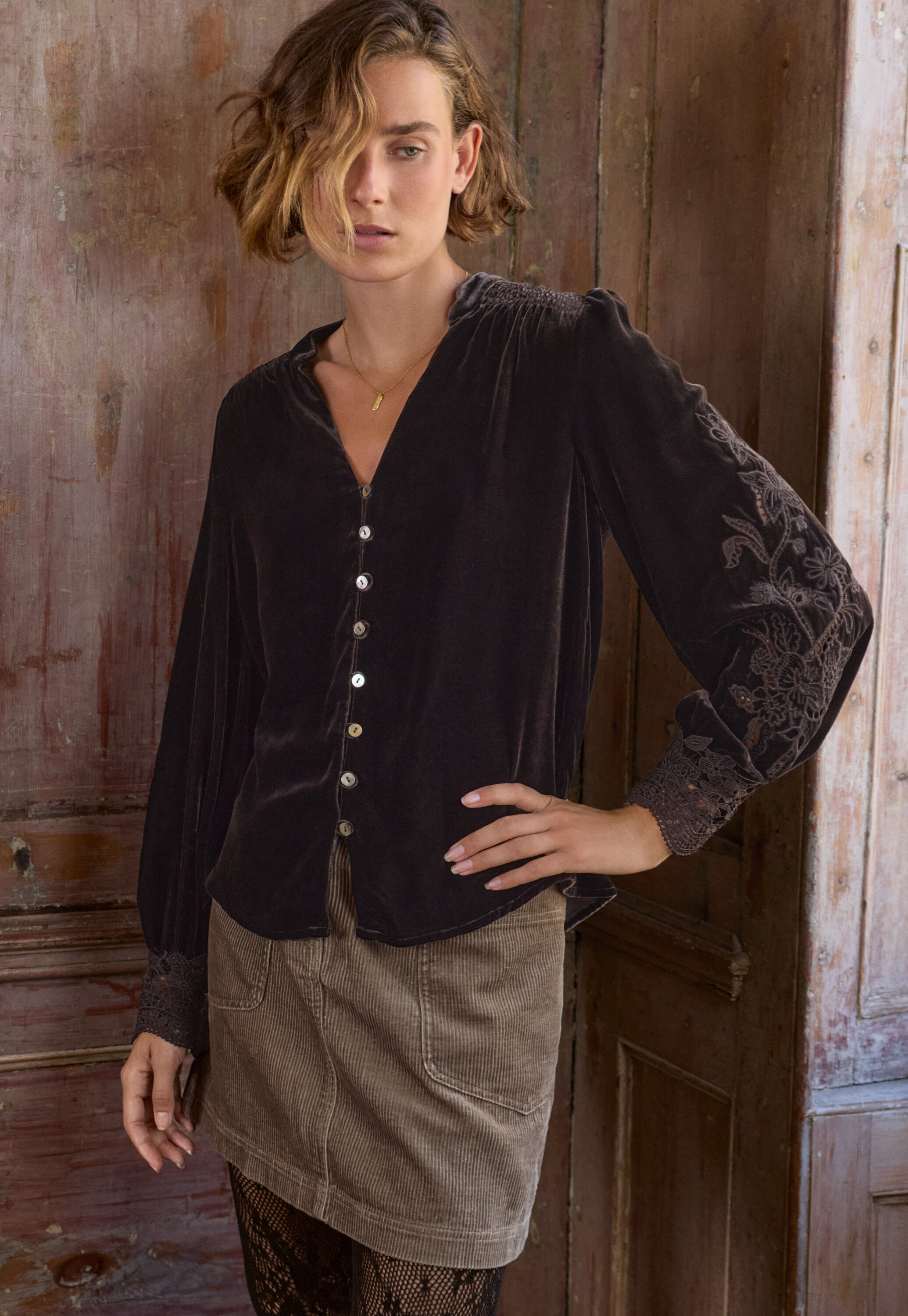 Samtbluse mit Cutwork, Schwarzer Kaffee, large