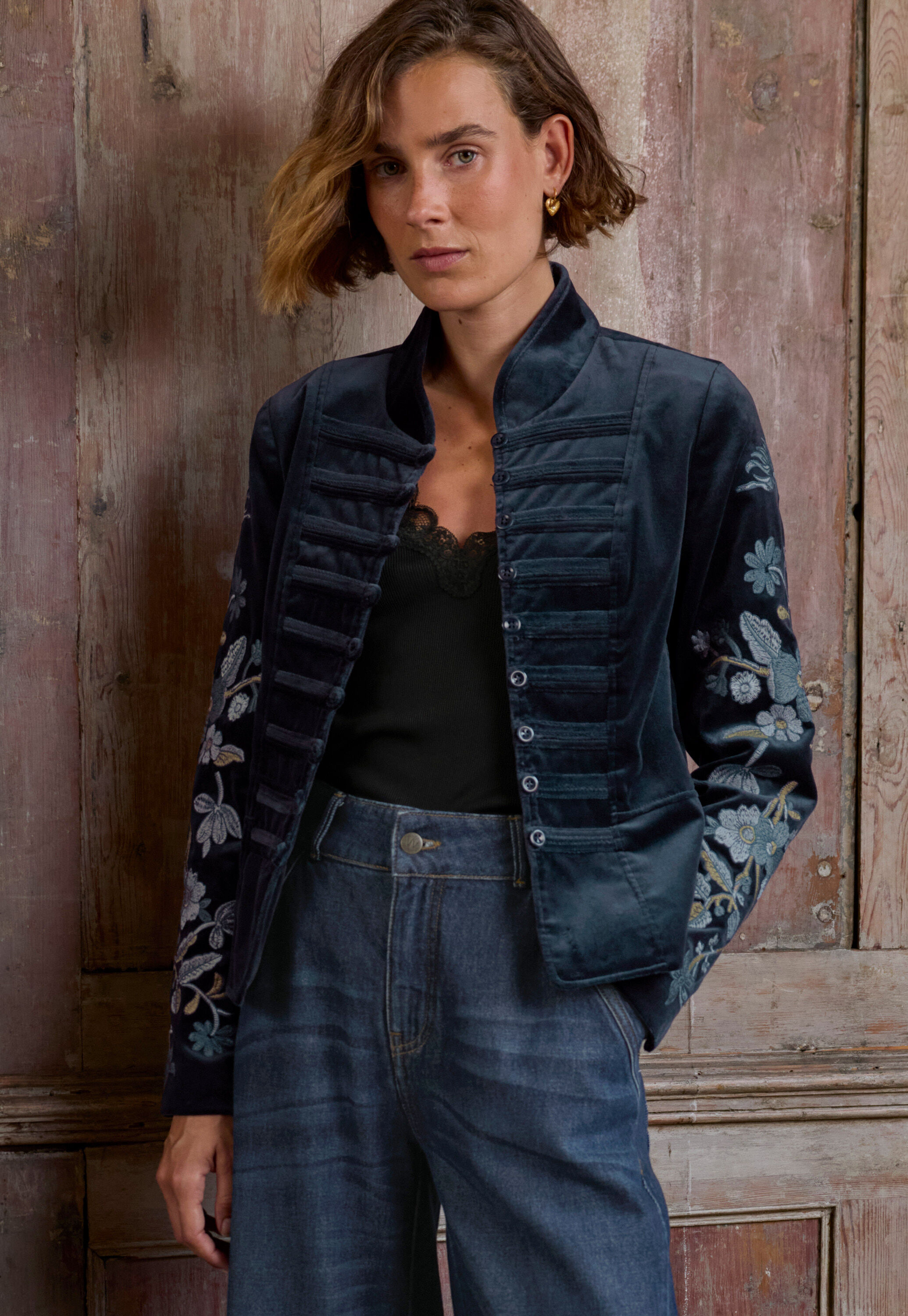 Bestickte Samtjacke