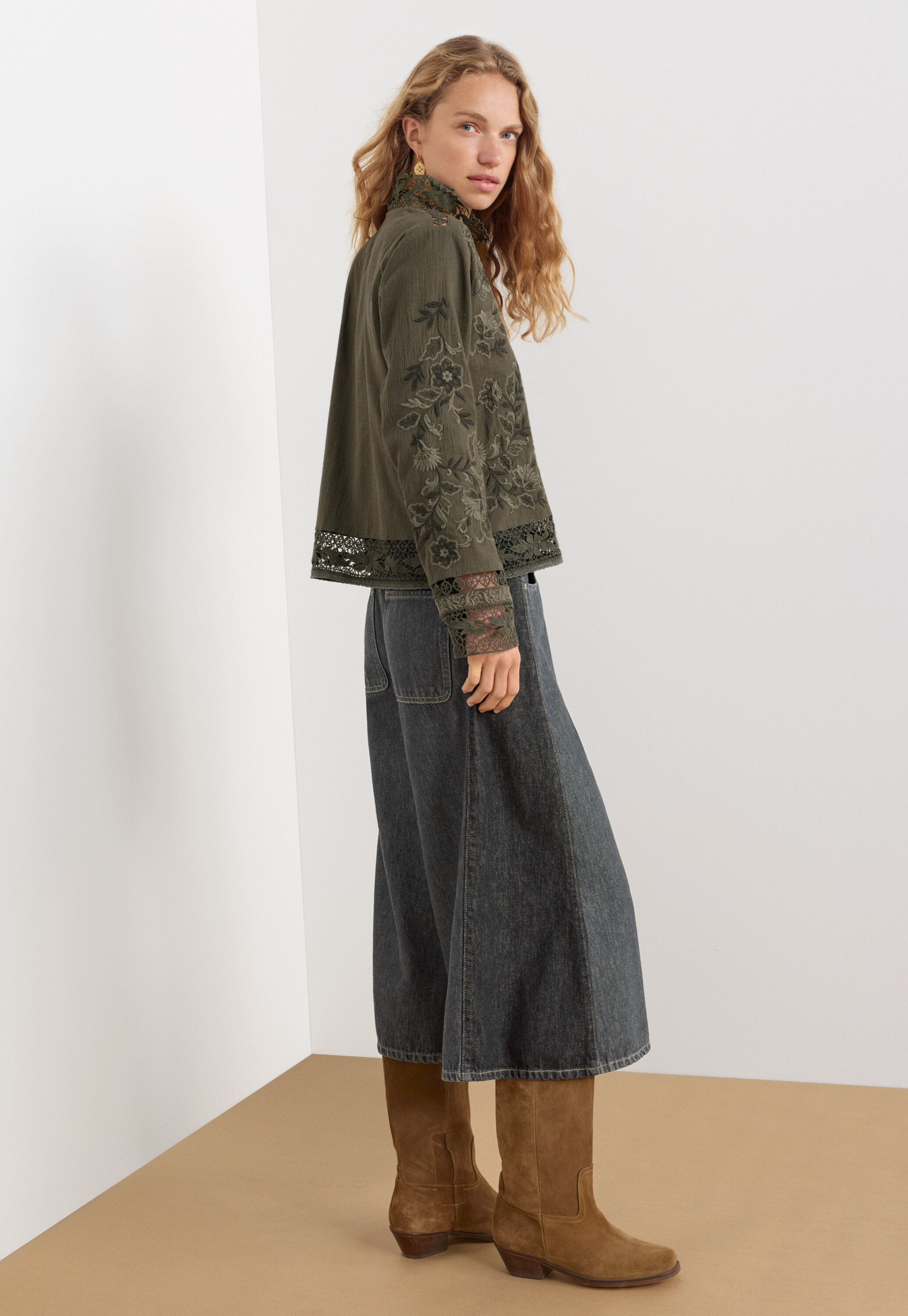 Bestickte Bluse mit Spitze