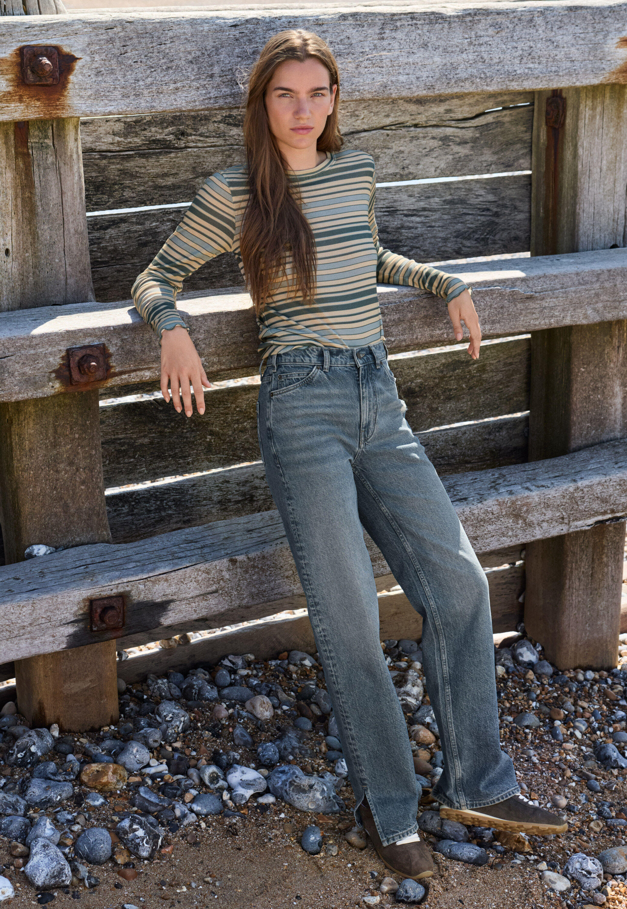 Jeans mit geschlitztem Saum