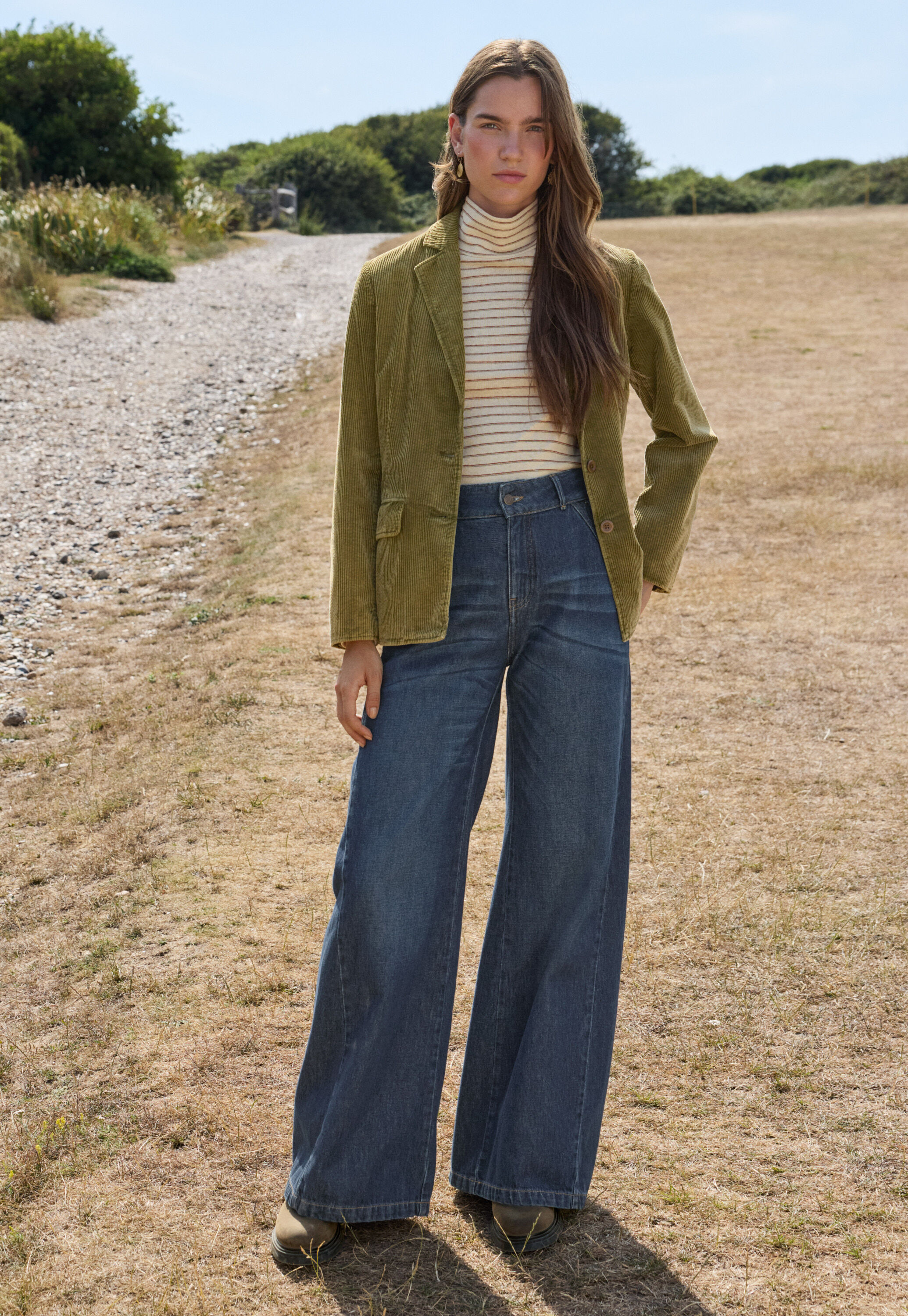 Jeans mit geschlitztem Saum