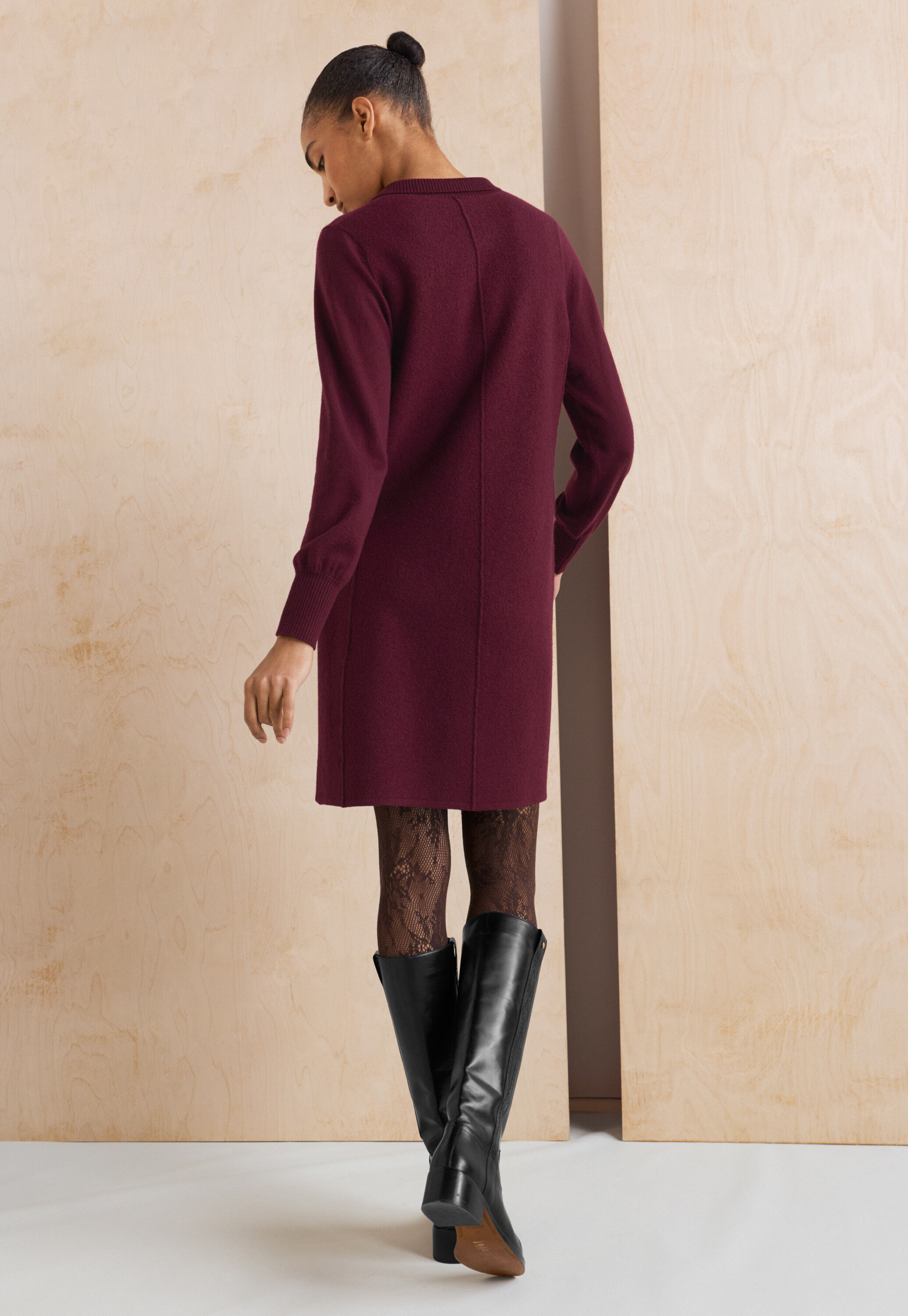 Kurzes Kleid mit Kragen