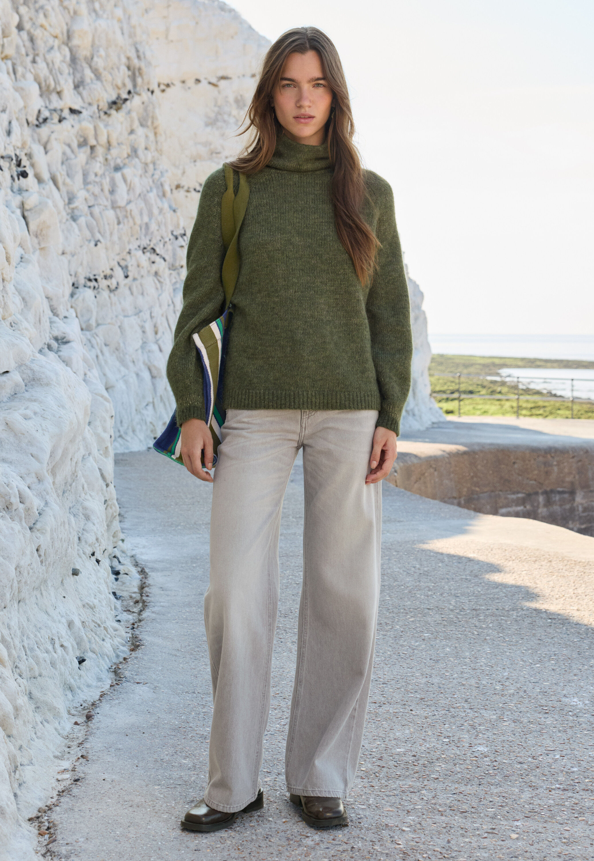Raglanpullover mit hohem Kragen