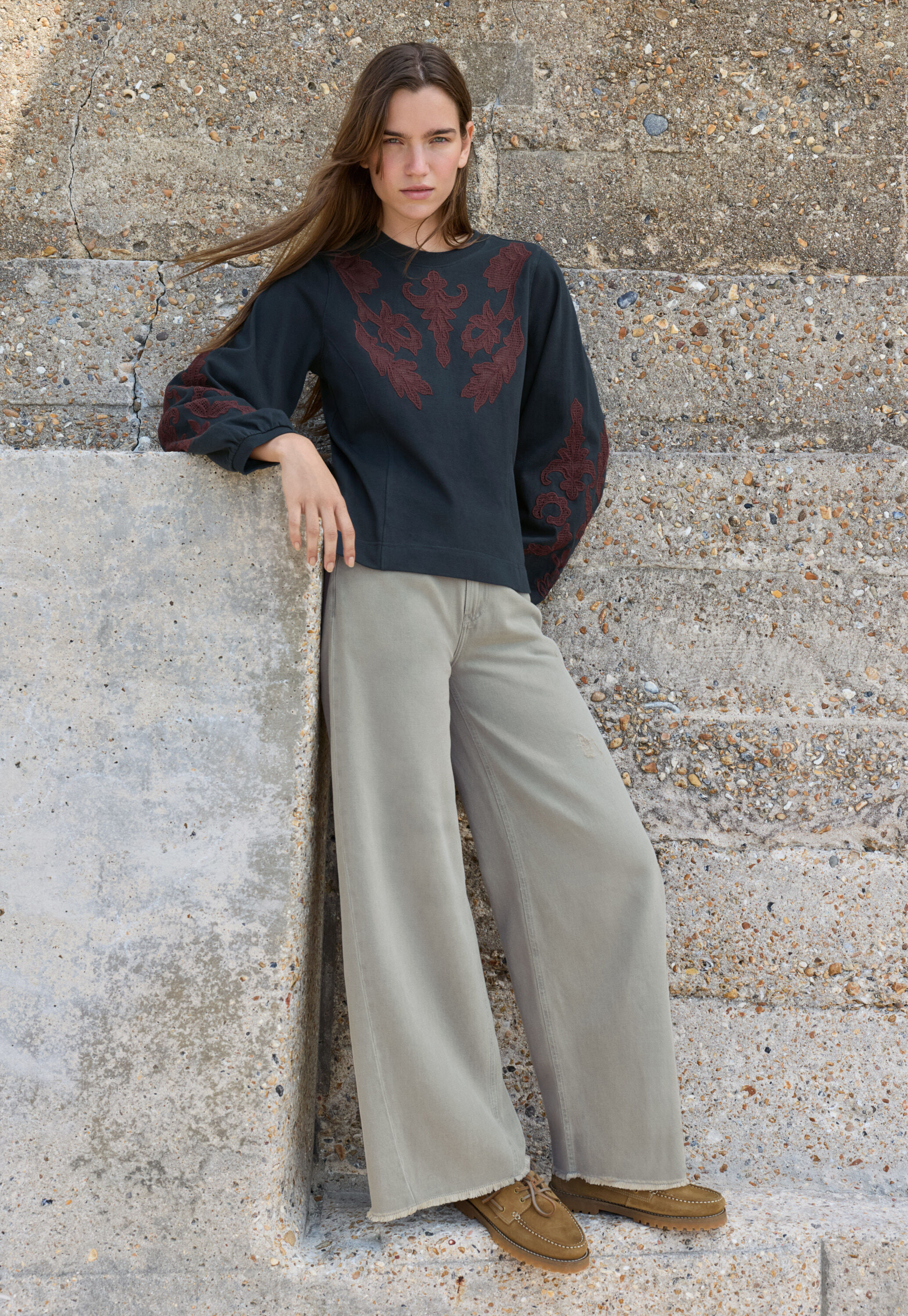 Jeans mit geschlitztem Saum