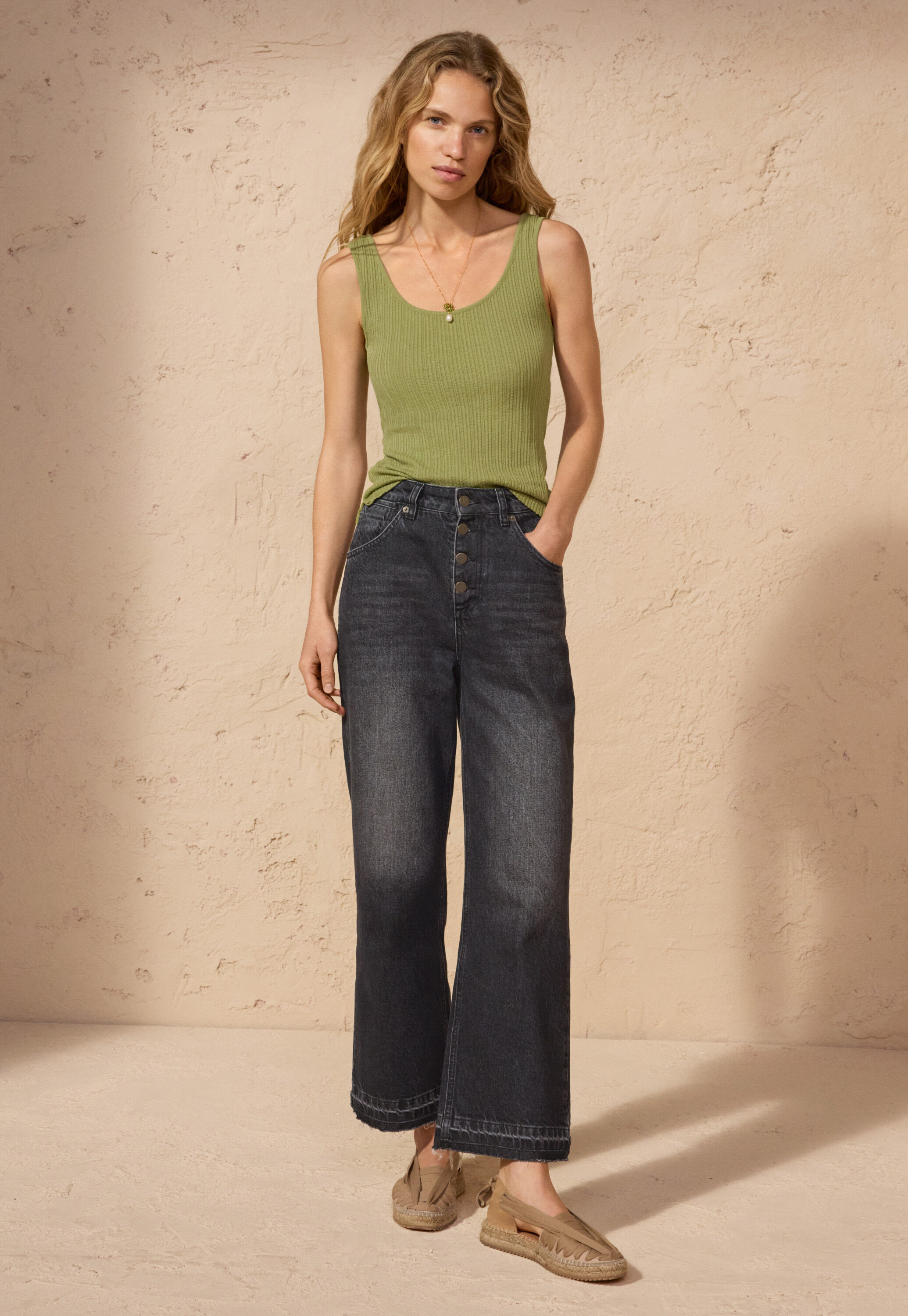 Jeans mit ausgelassenem Saum
