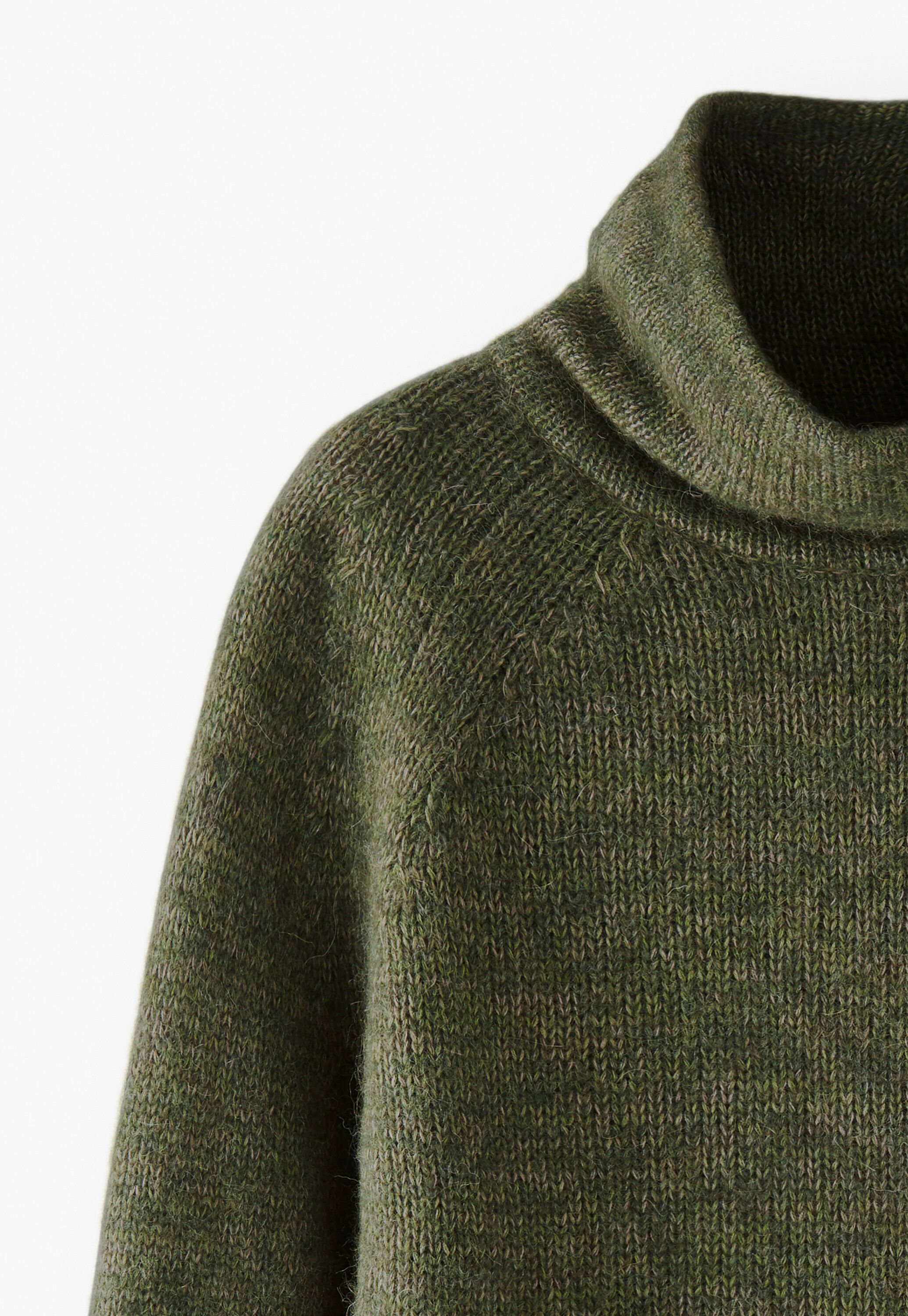 Raglanpullover mit hohem Kragen