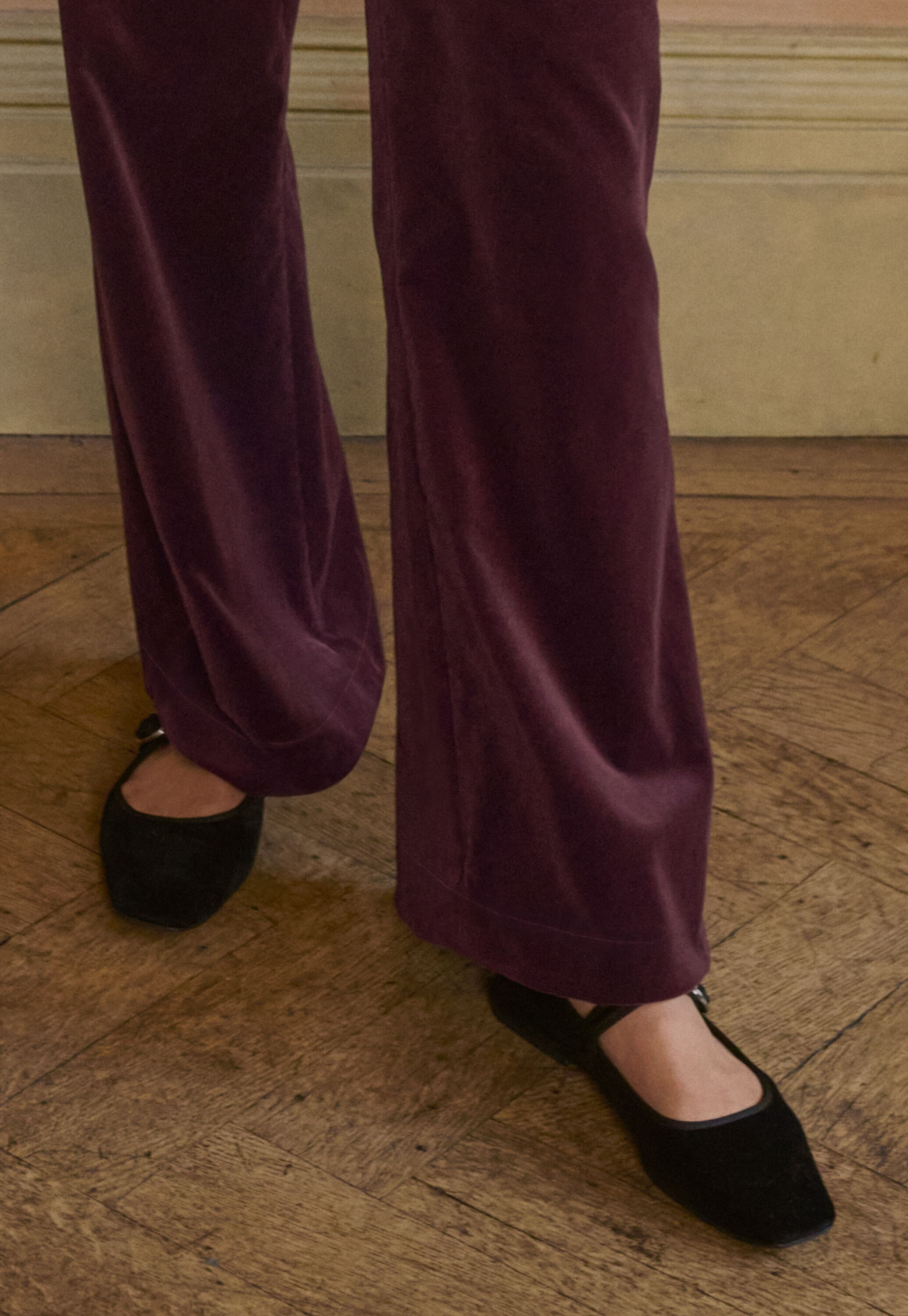 Samthose mit weitem Bein