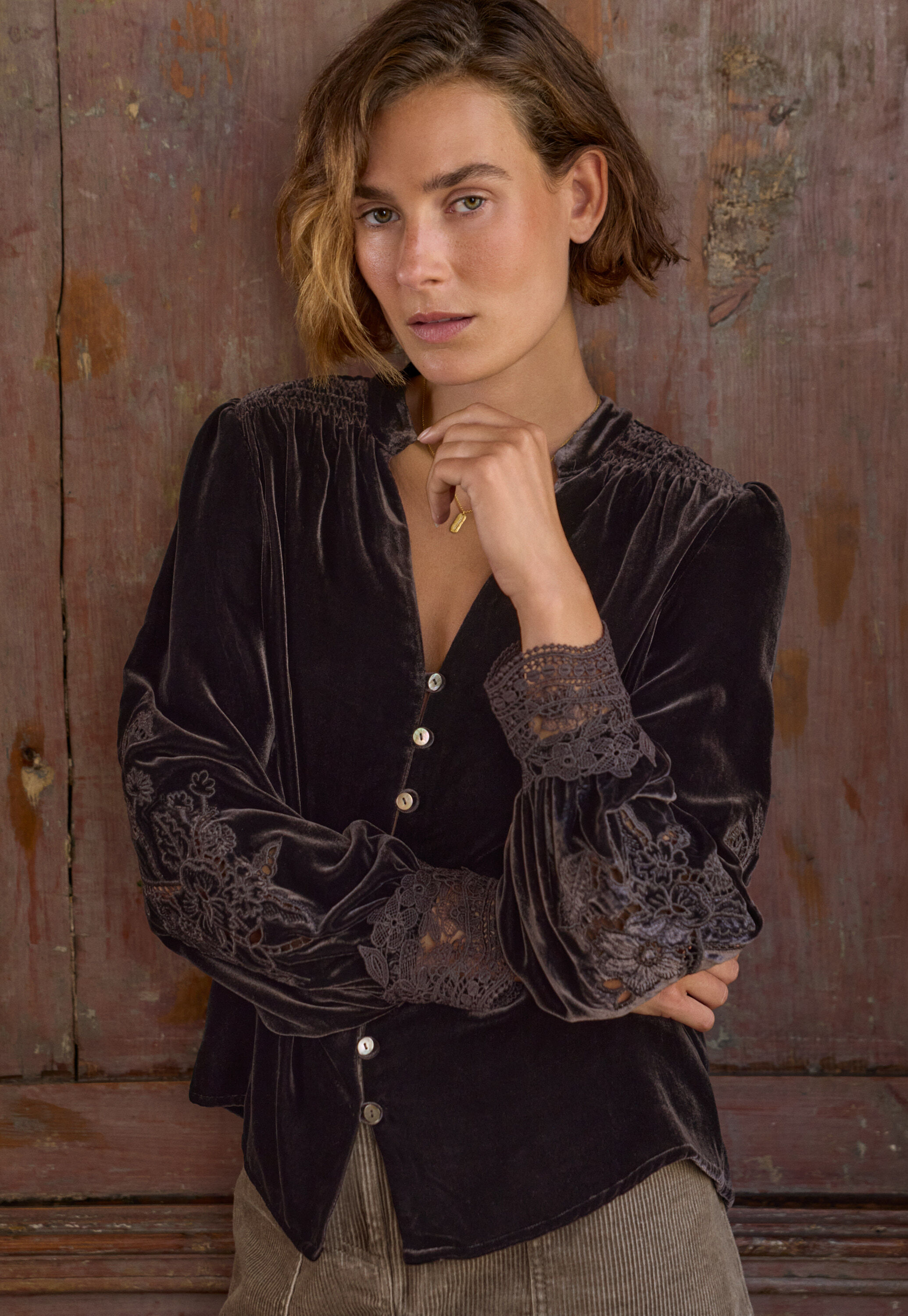 Samtbluse mit Cutwork