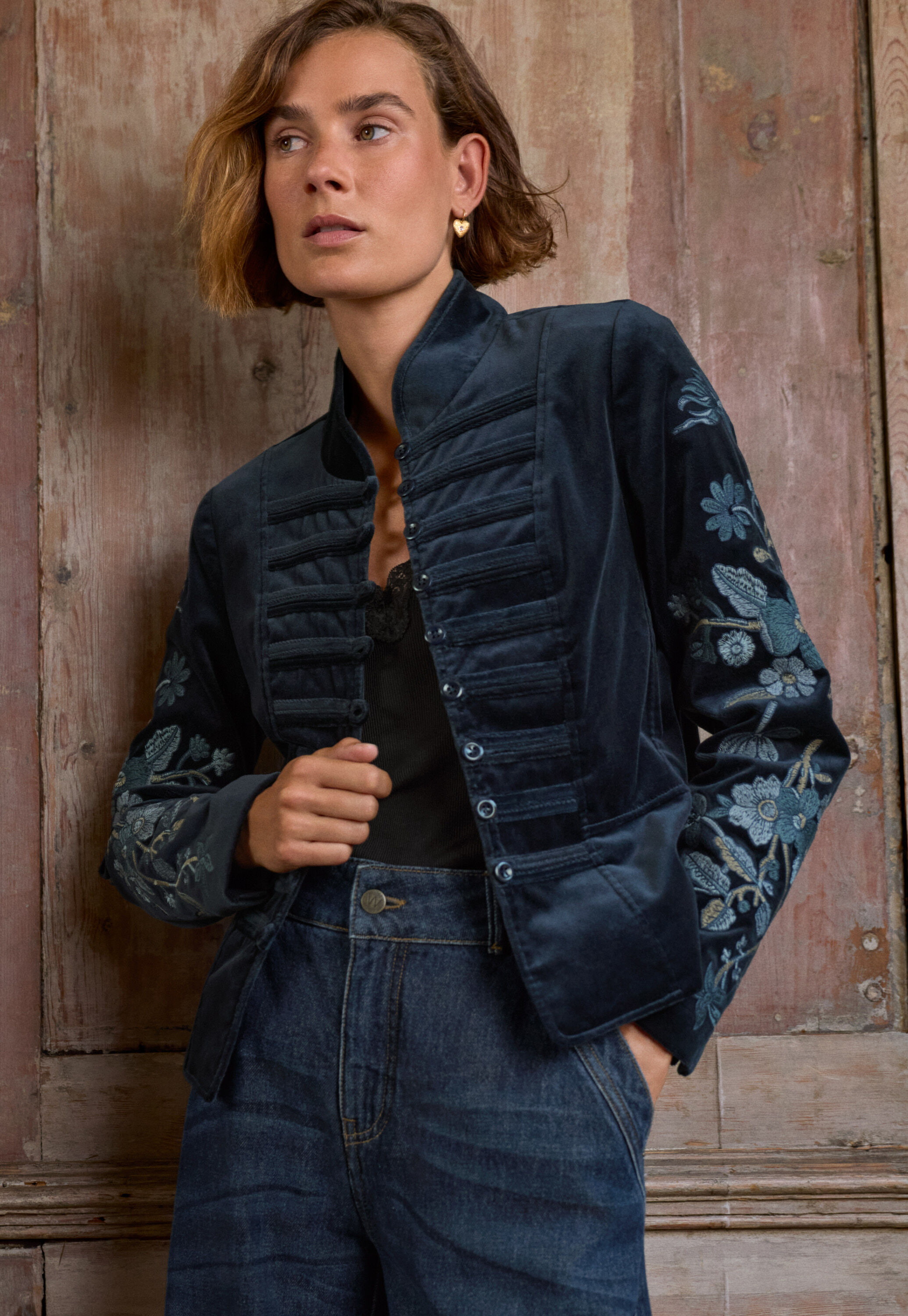 Bestickte Samtjacke