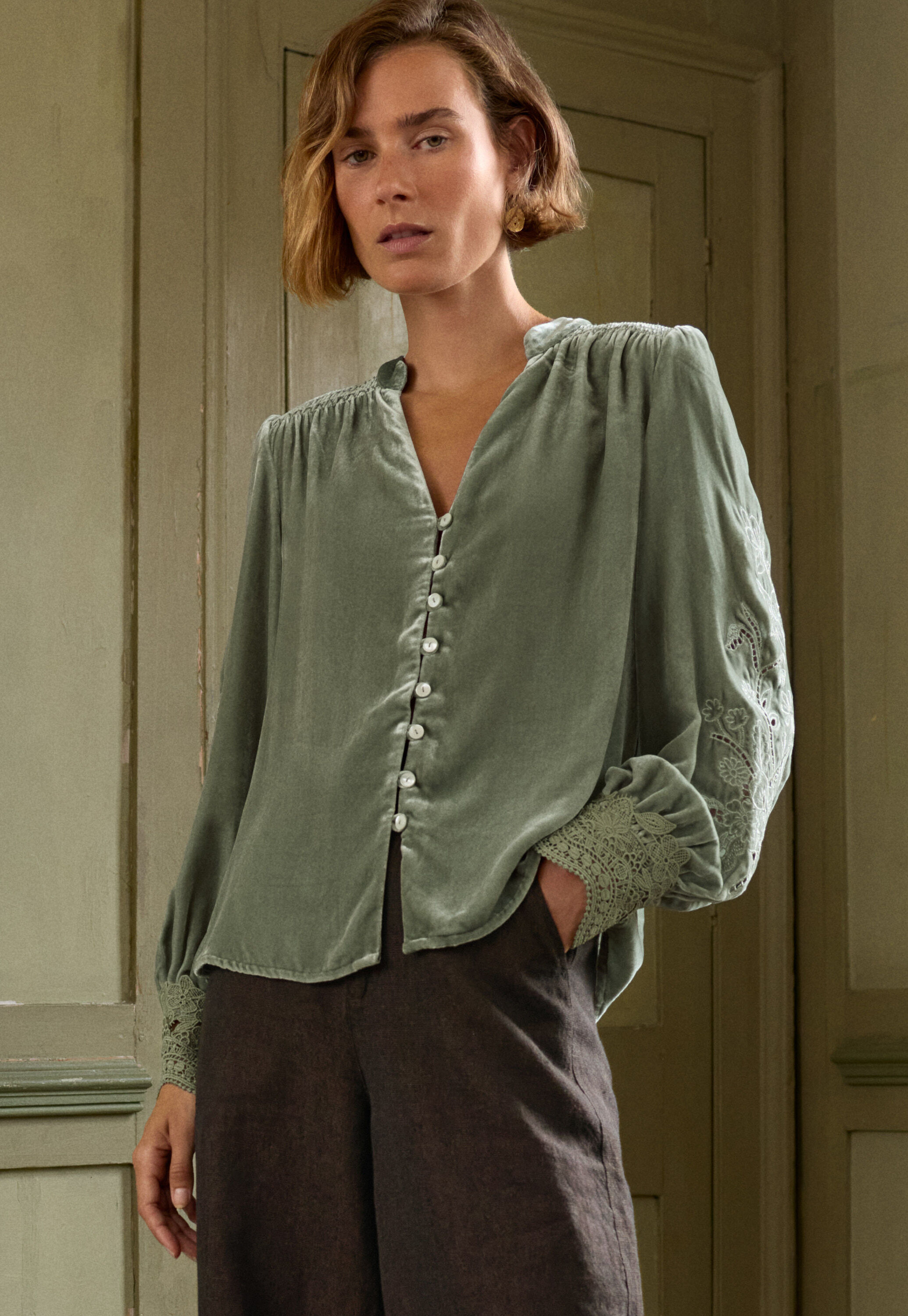 Samtbluse mit Cutwork, Meeresgr&uuml;n, large