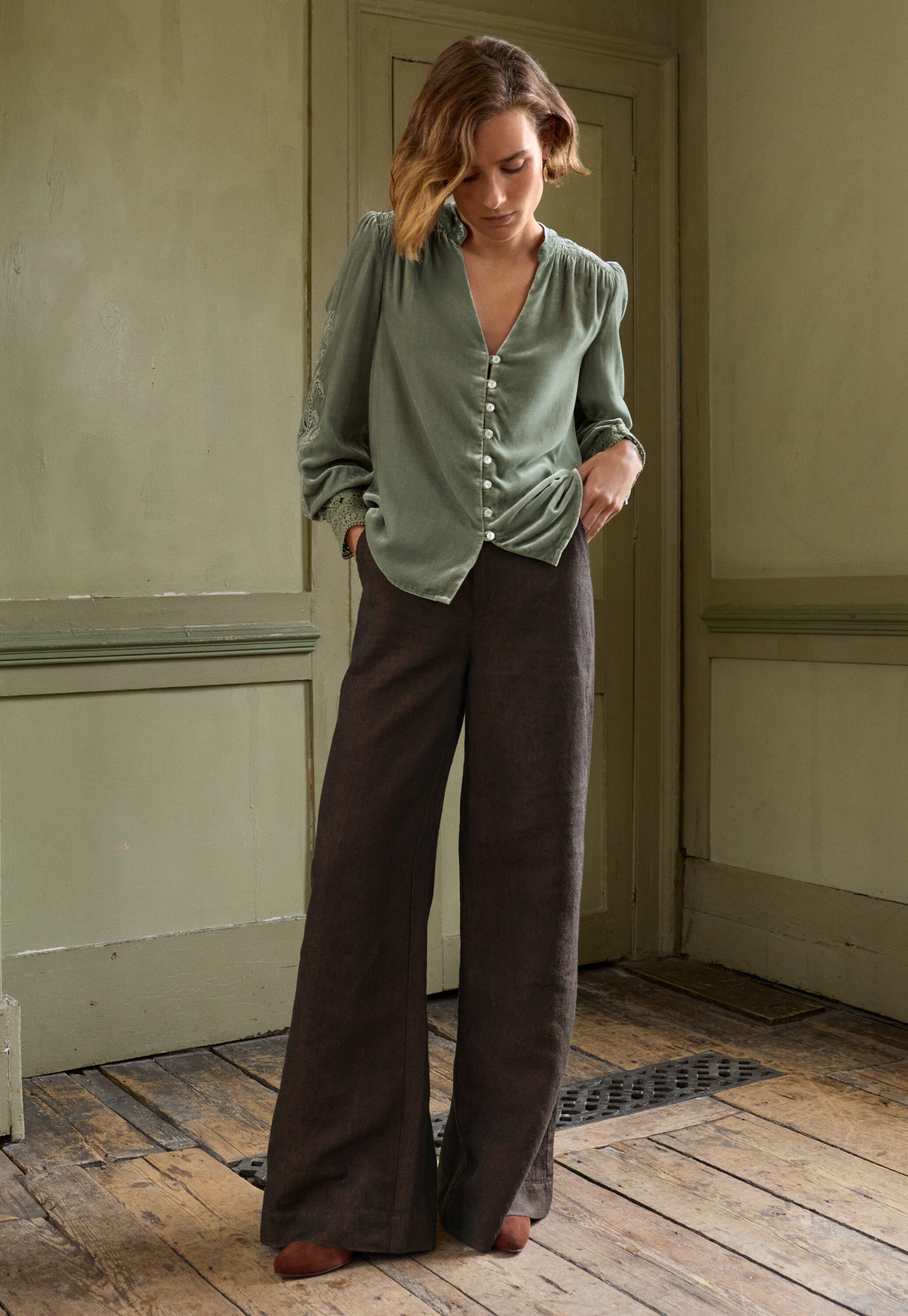 Samtbluse mit Cutwork, Meeresgr&uuml;n, large
